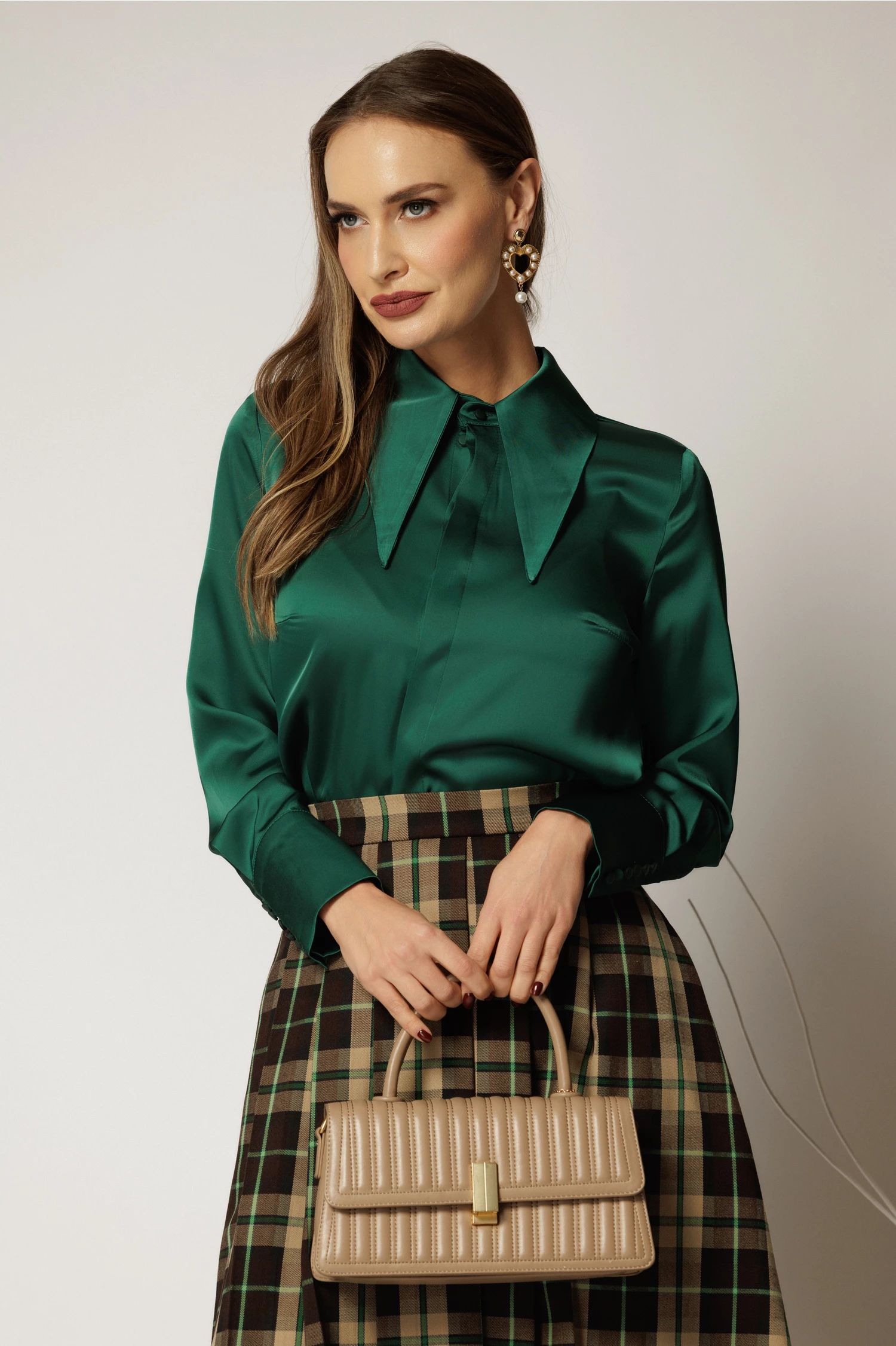 Camasa DY Fashion verde smarald din satin cu guler ascutit si mansete late