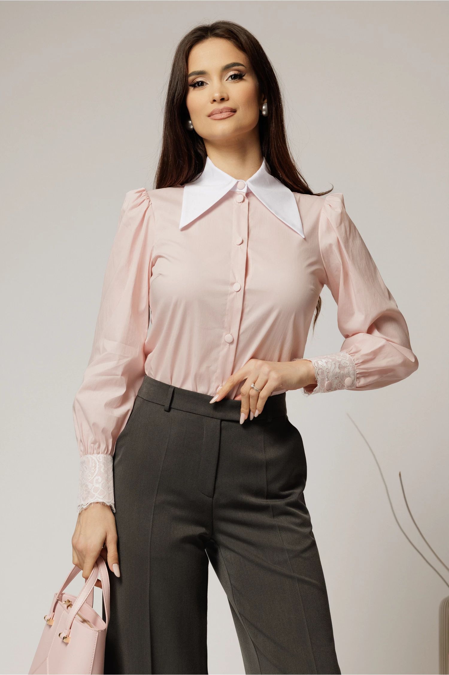 Camasa roz din poplin cu guler ascutit si mansete cu dantela