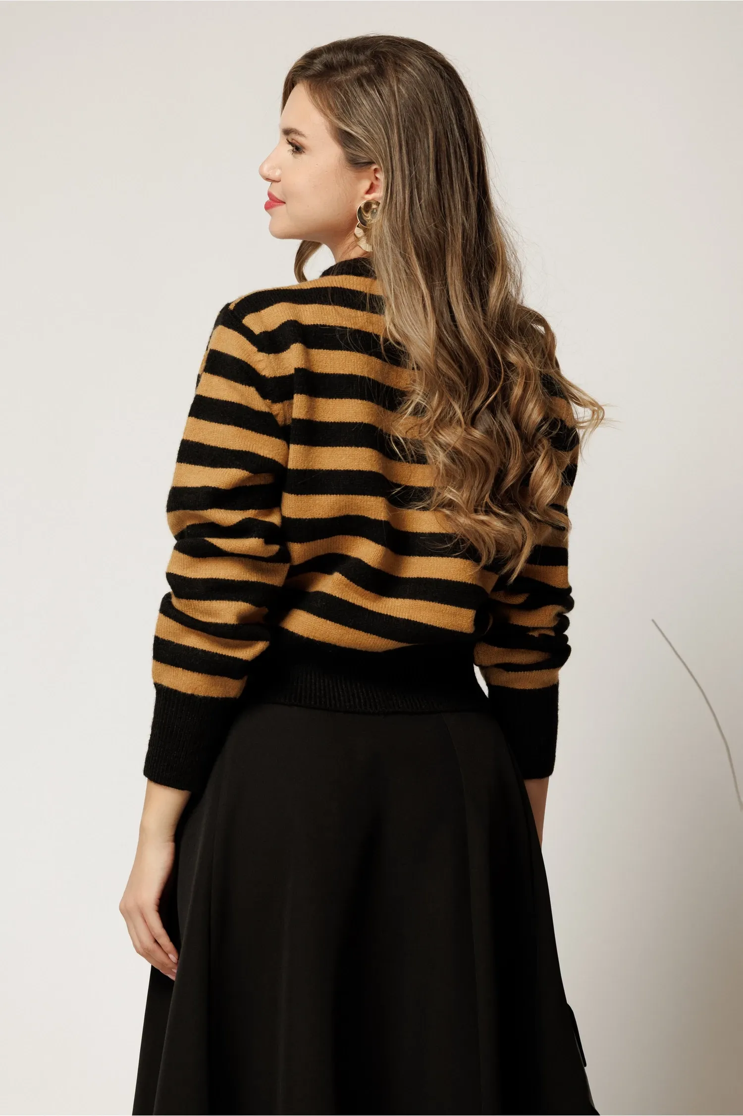 Cardigan scurt casual din tricot maro cu dungi negre si nasturi 2