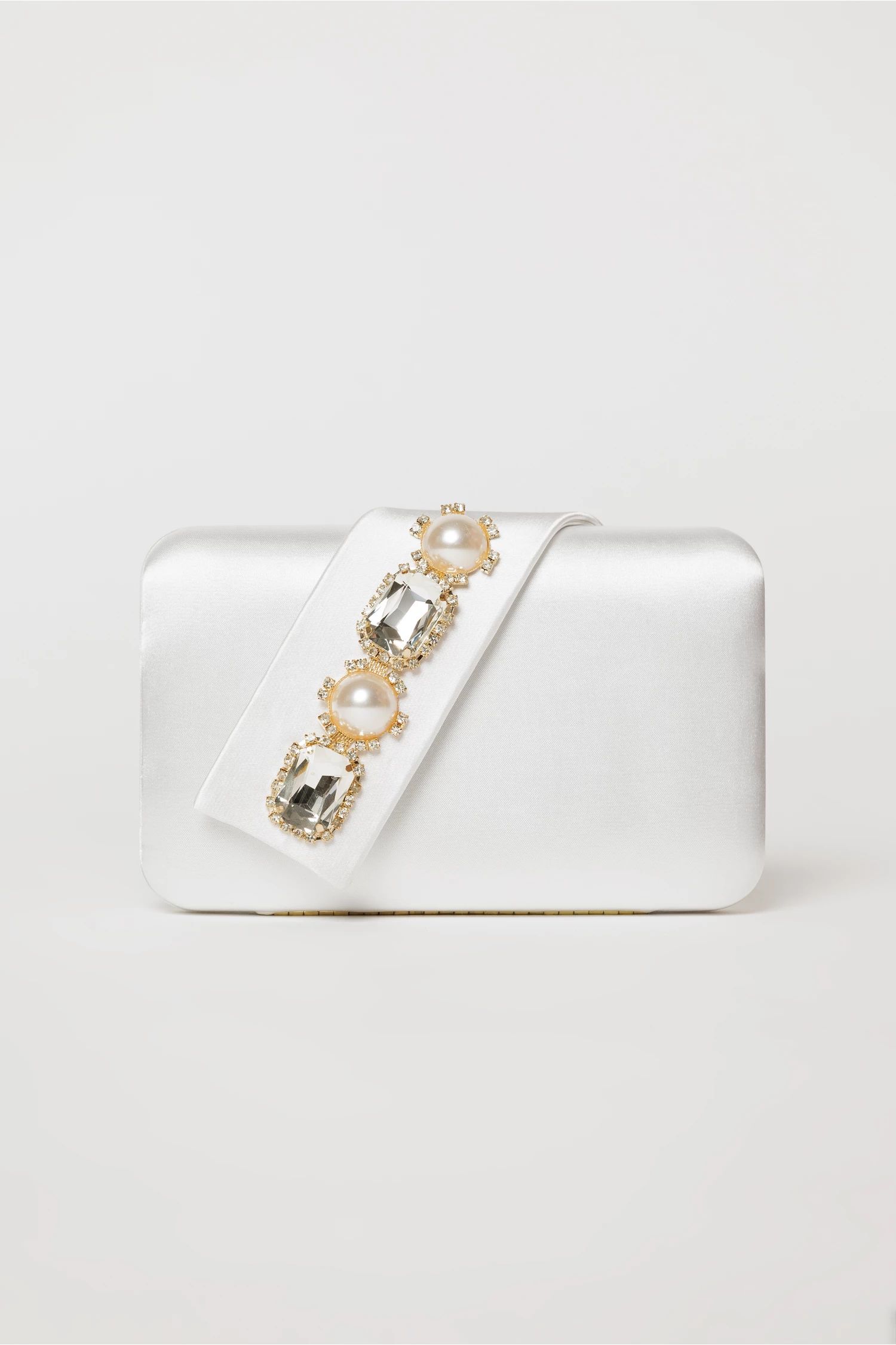 Clutch alb elegant din satin cu aplicatii de perle si cristale