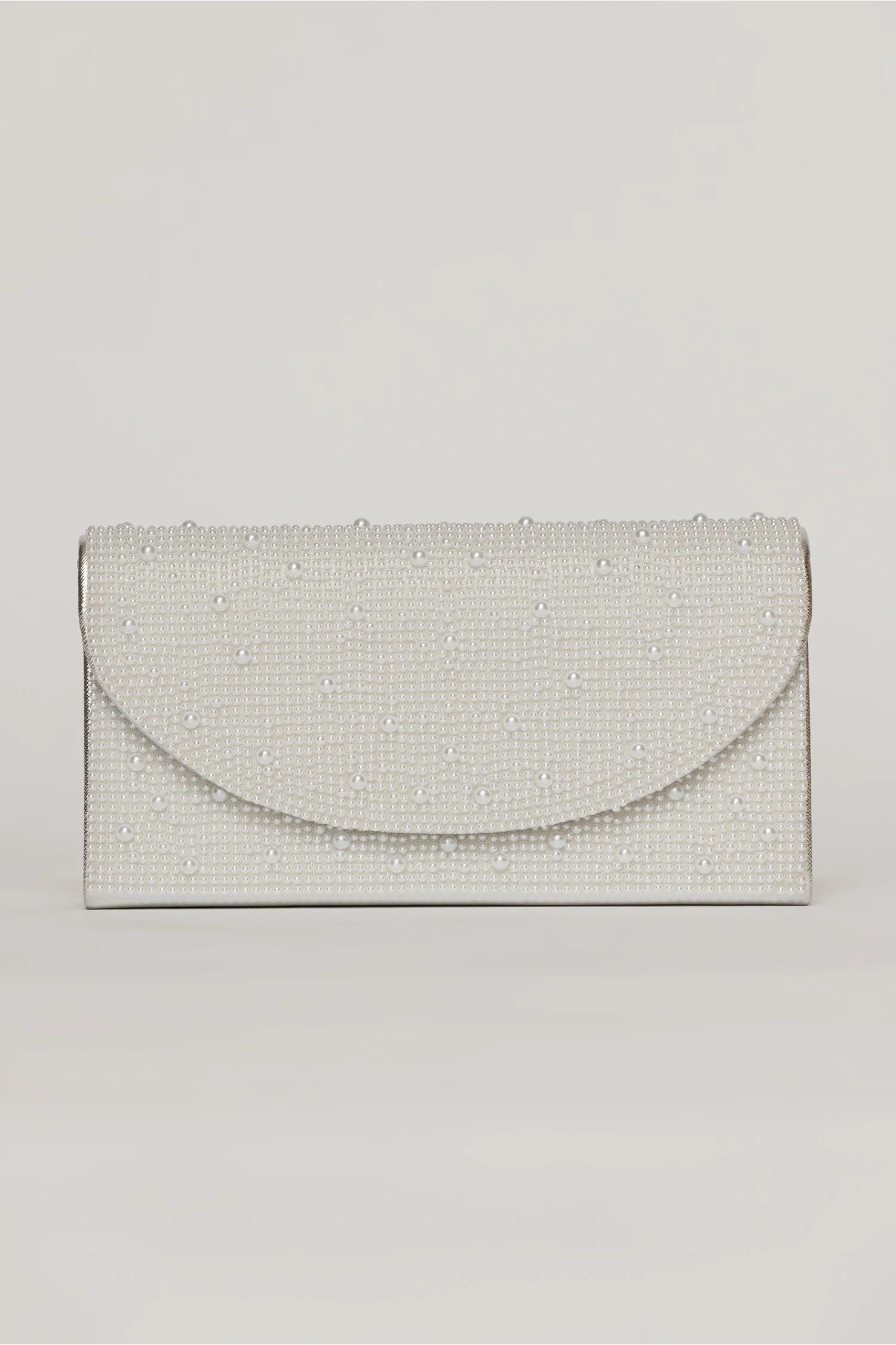 Clutch argintiu metalizat cu clapeta curbata si perlute aplicate
