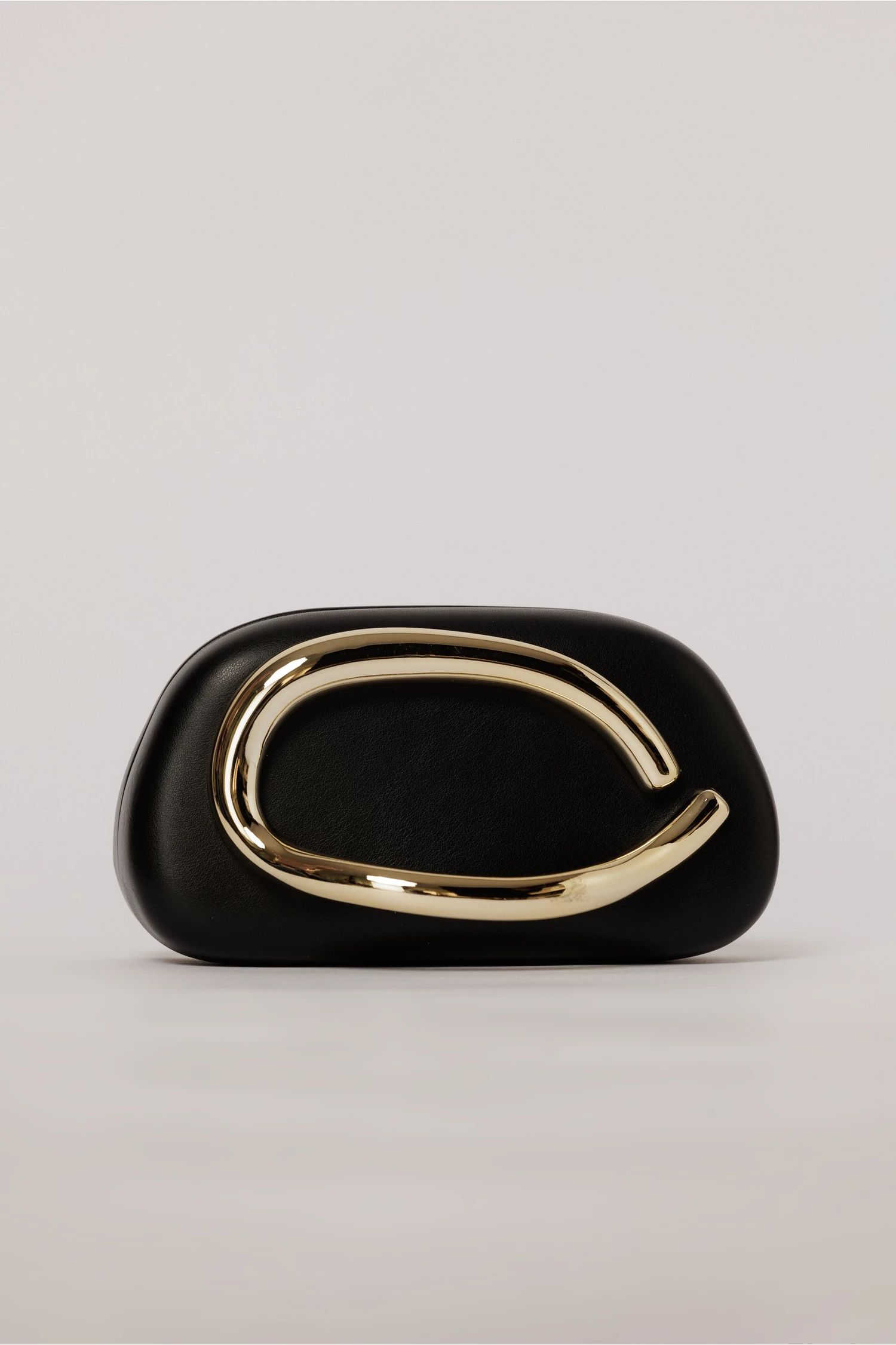 Clutch negru cu finisaj mat si maner metalic auriu