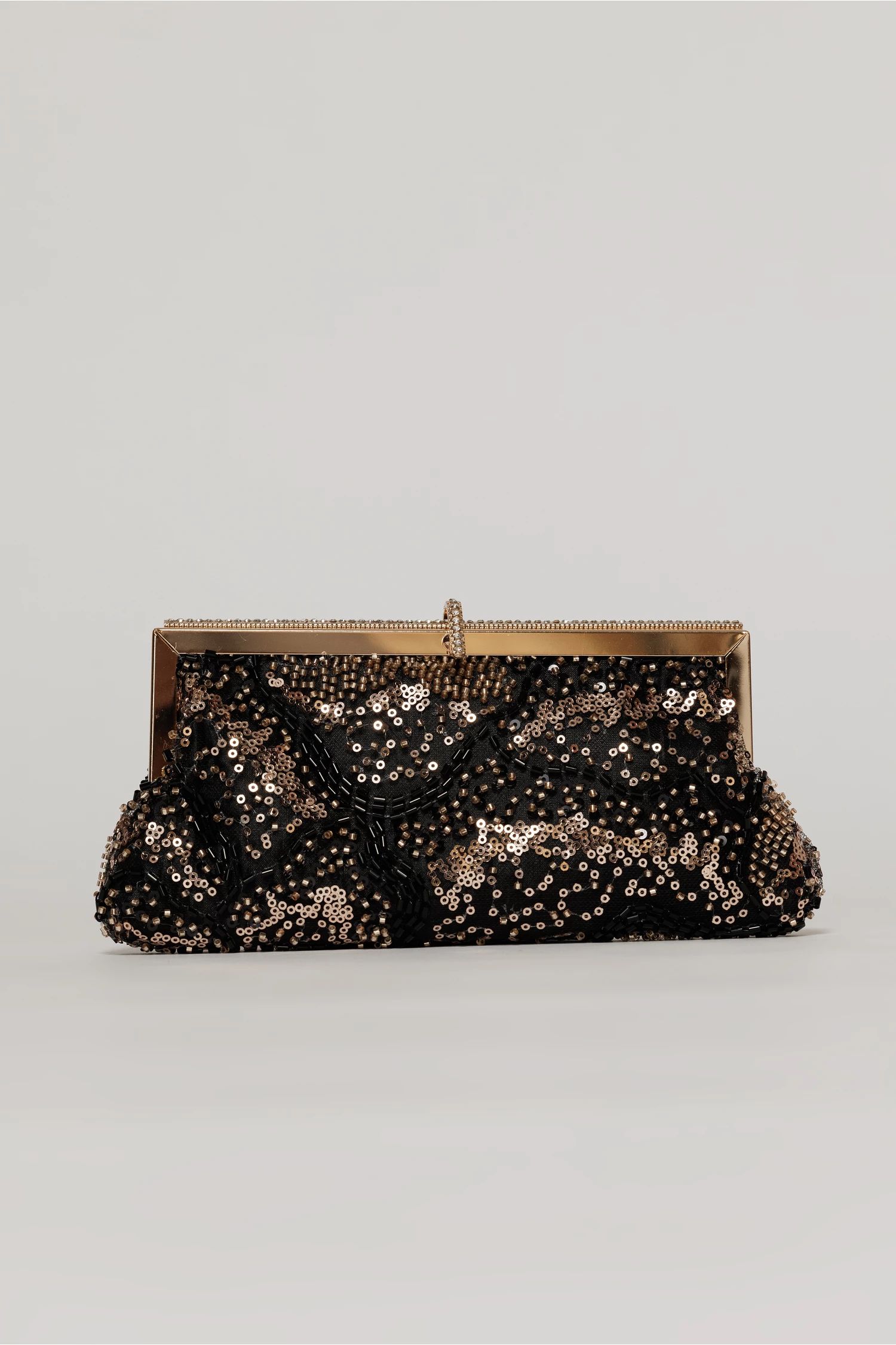 Clutch plic negru cu paiete si margele aurii