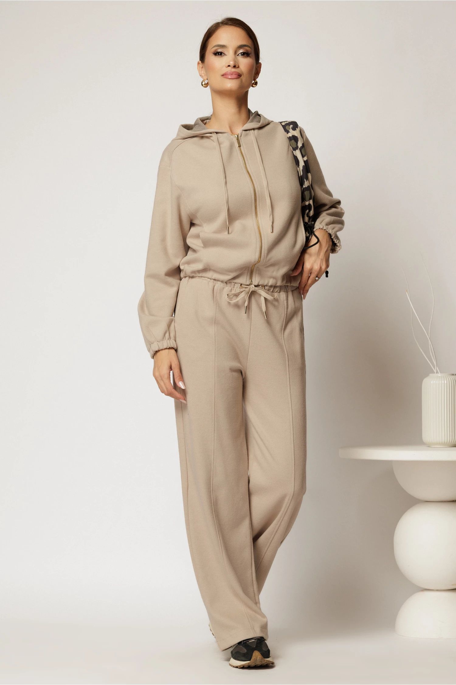Compleu bej cu adaos de bumbac format din pantalon si bluza cu fermoar