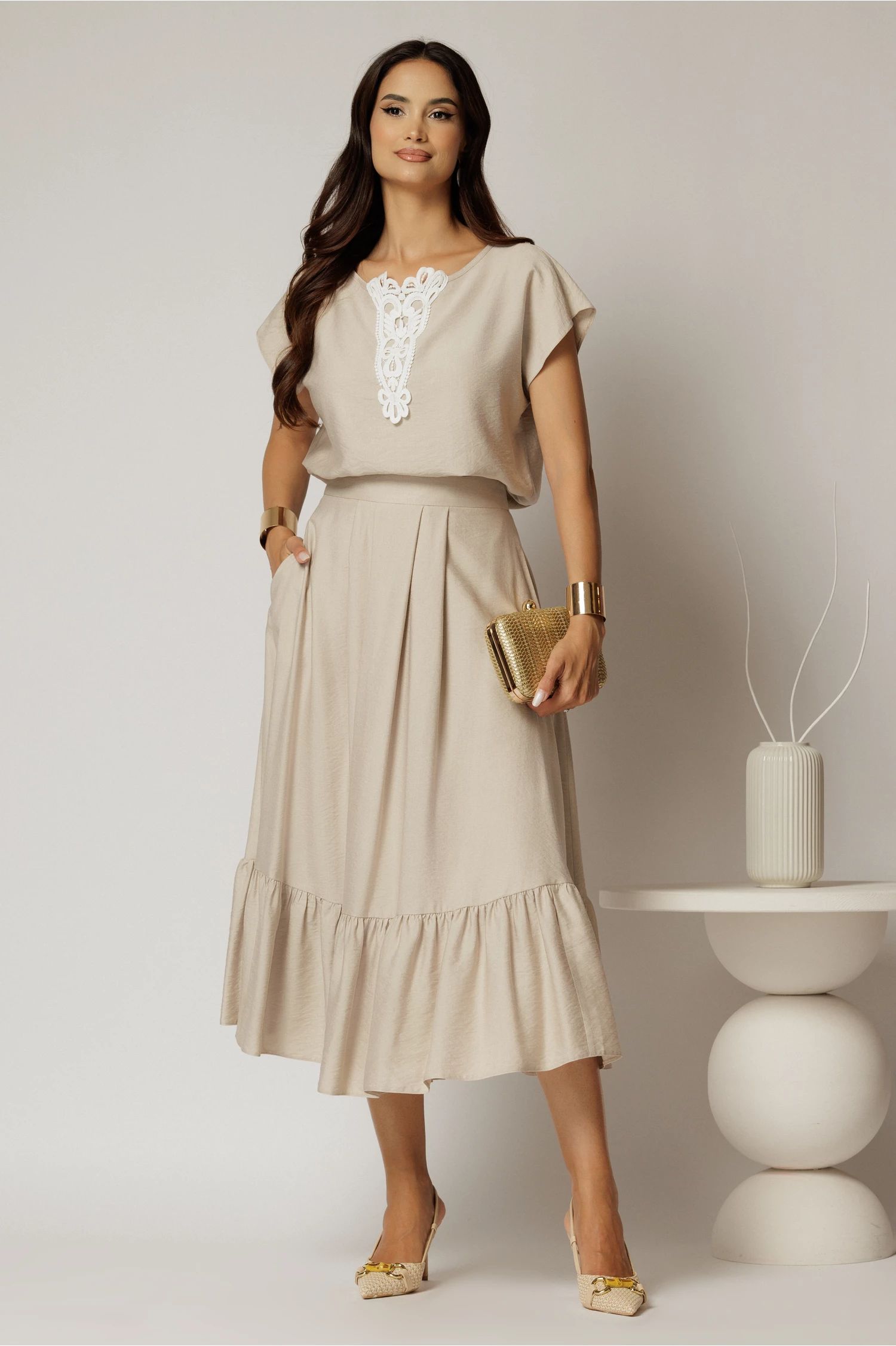 Compleu bej de vara din rayon din fusta si bluza cu aplicatie pe bust