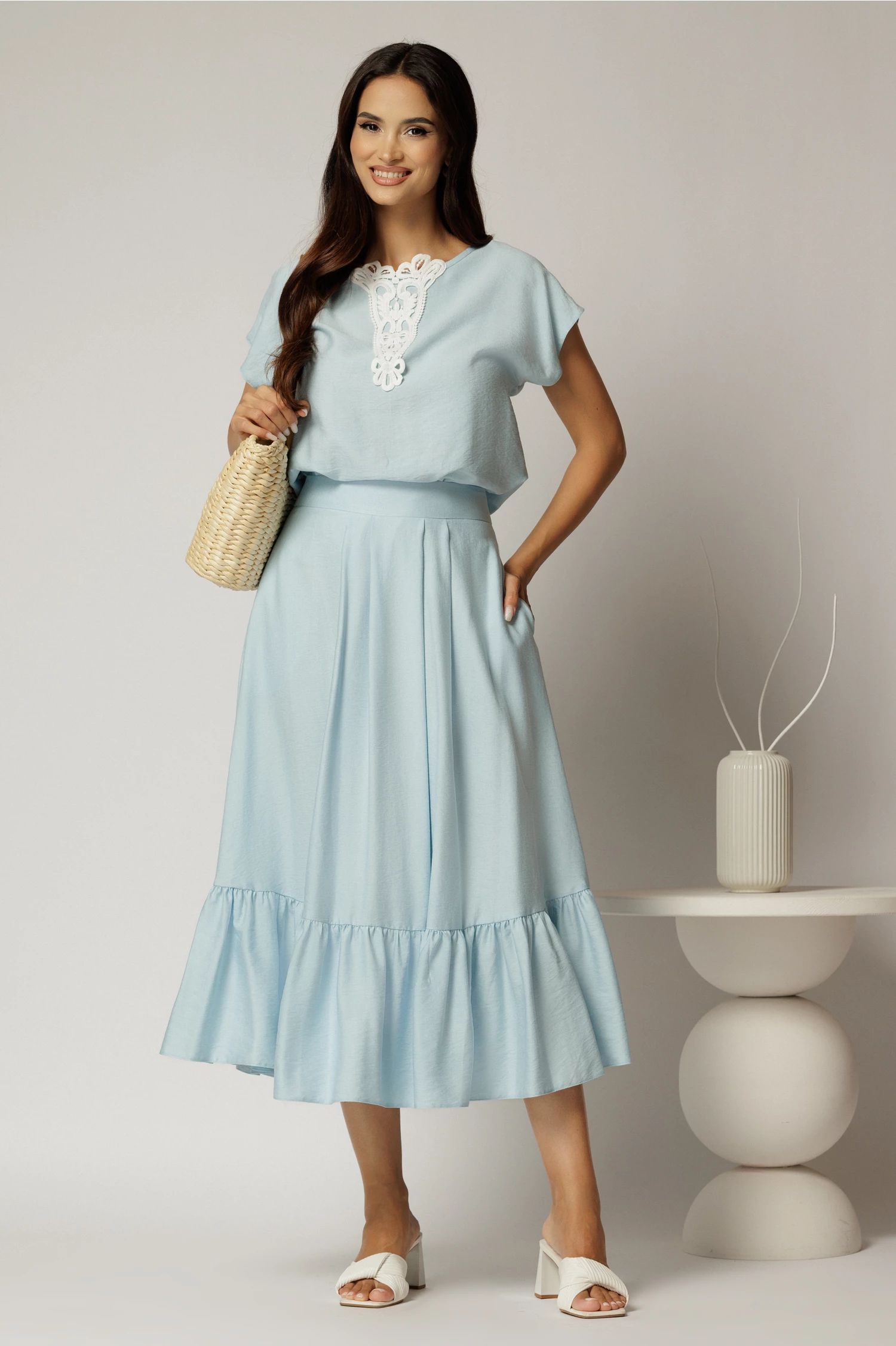 Compleu bleu de vara din rayon din fusta si bluza cu aplicatie pe bust