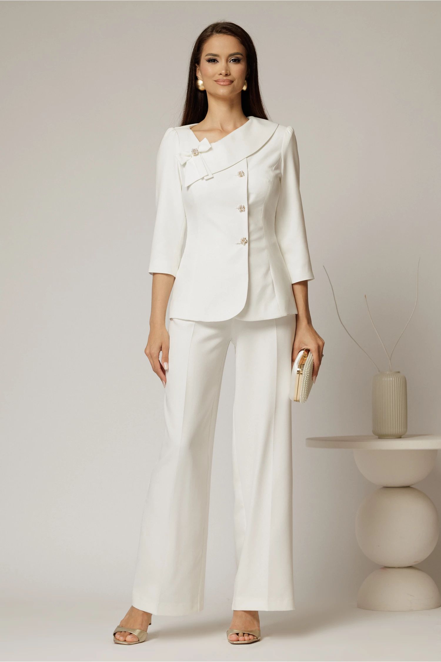 Compleu DY Fashion alb din sacou cu funda si nasturi perla si pantaloni