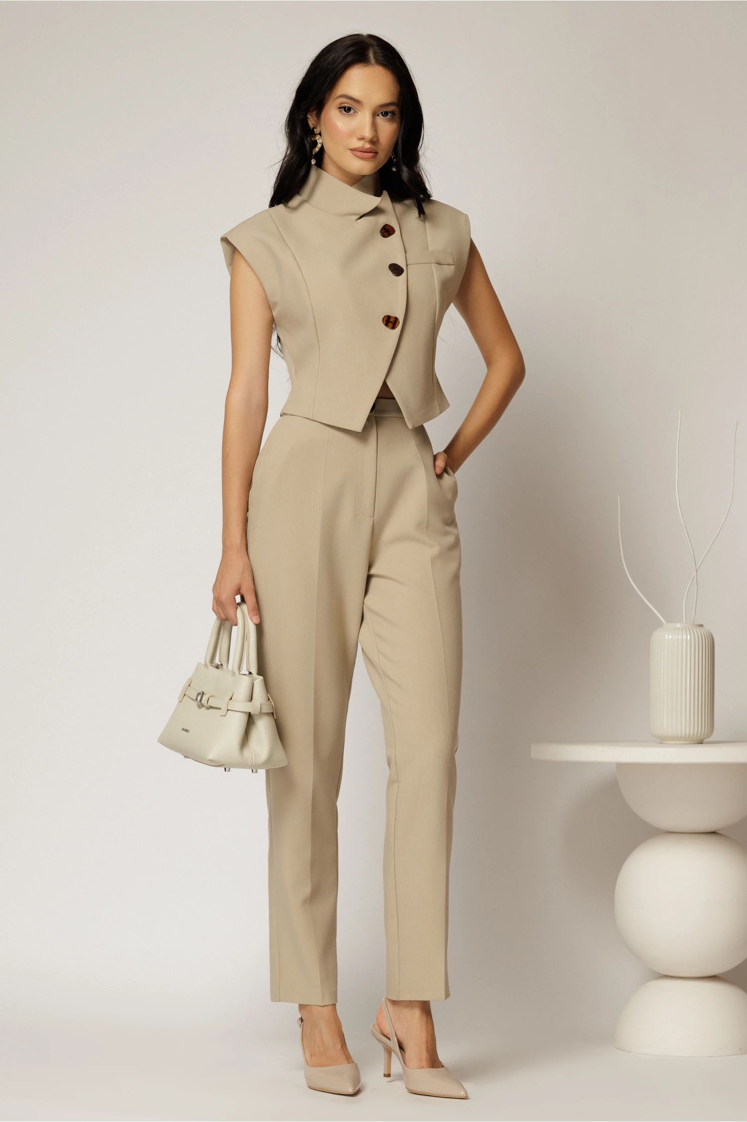 Compleu DY Fashion bej cu pantaloni si vesta cu nasturi asimetrici