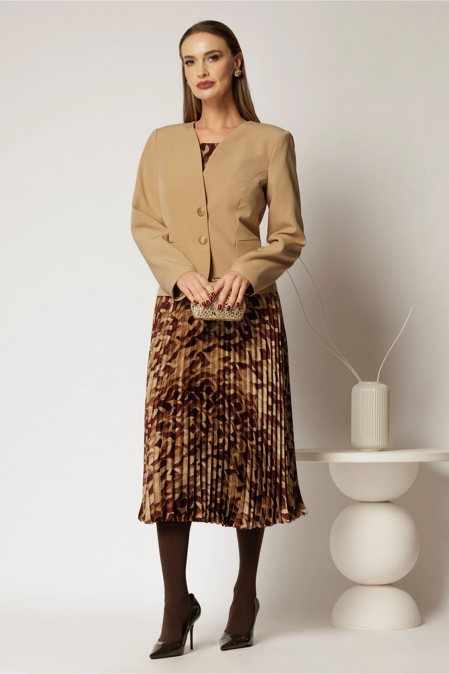 Compleu elegant format din sacou scurt bej rochie plisata