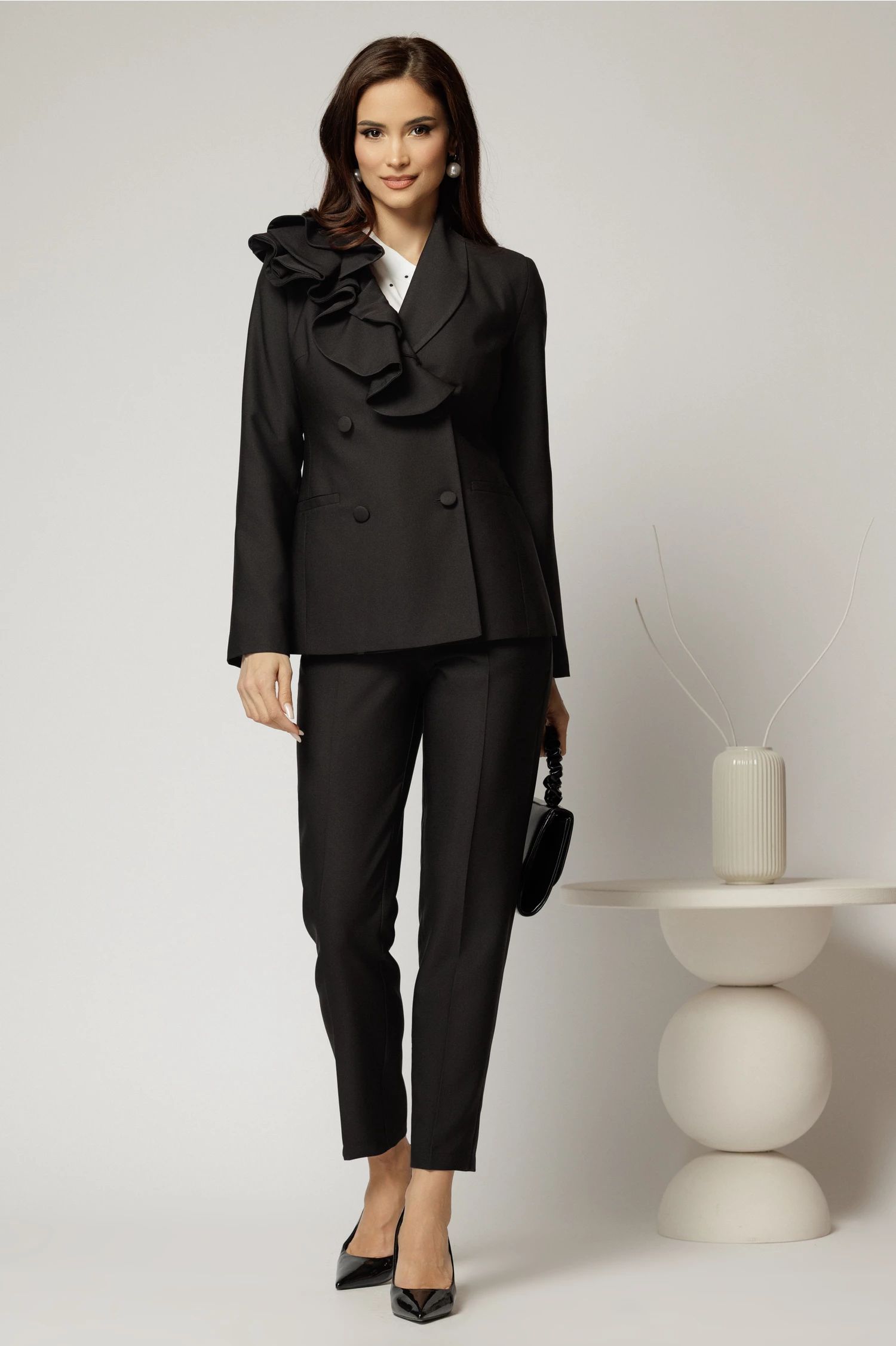 Compleu negru cu pantalon si sacou cu volanase la rever