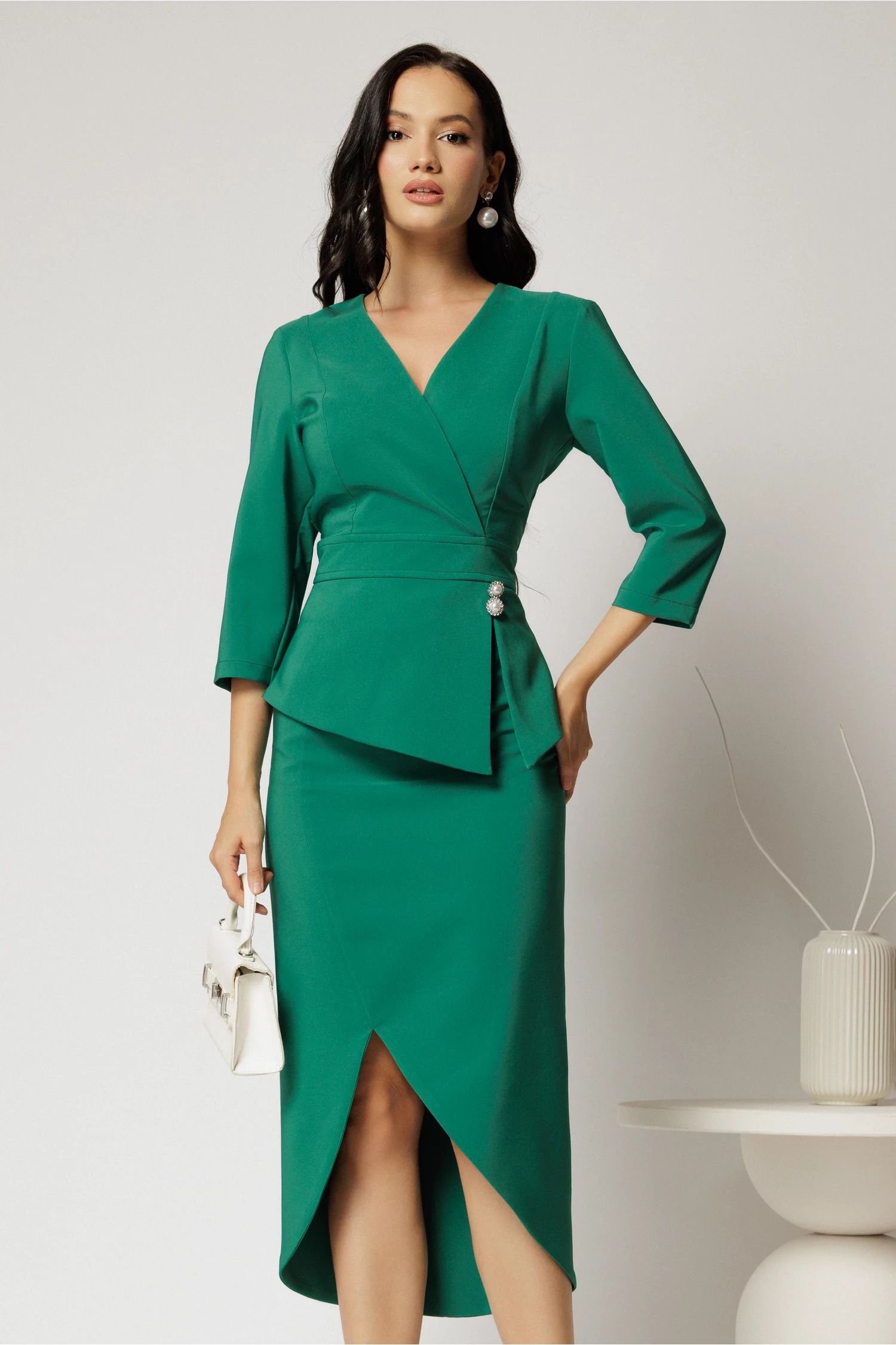 Compleu verde dama format din sacou cu peplum si fusta cu slit asimetric