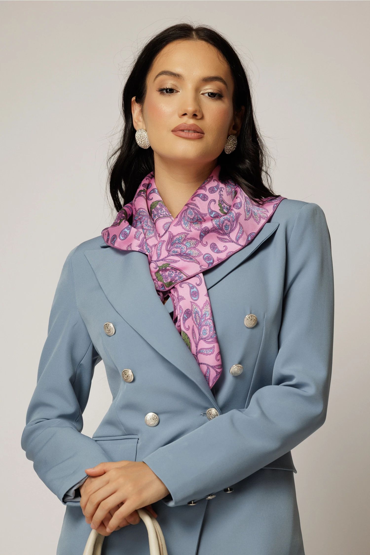 Esarfa roz cu imprimeu floral si nuante discrete de bleu