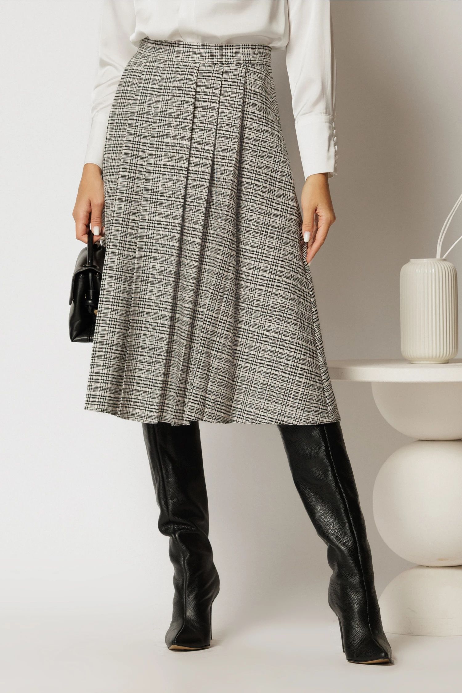Fusta DY Fashion clos cu carouri albe cu pliuri