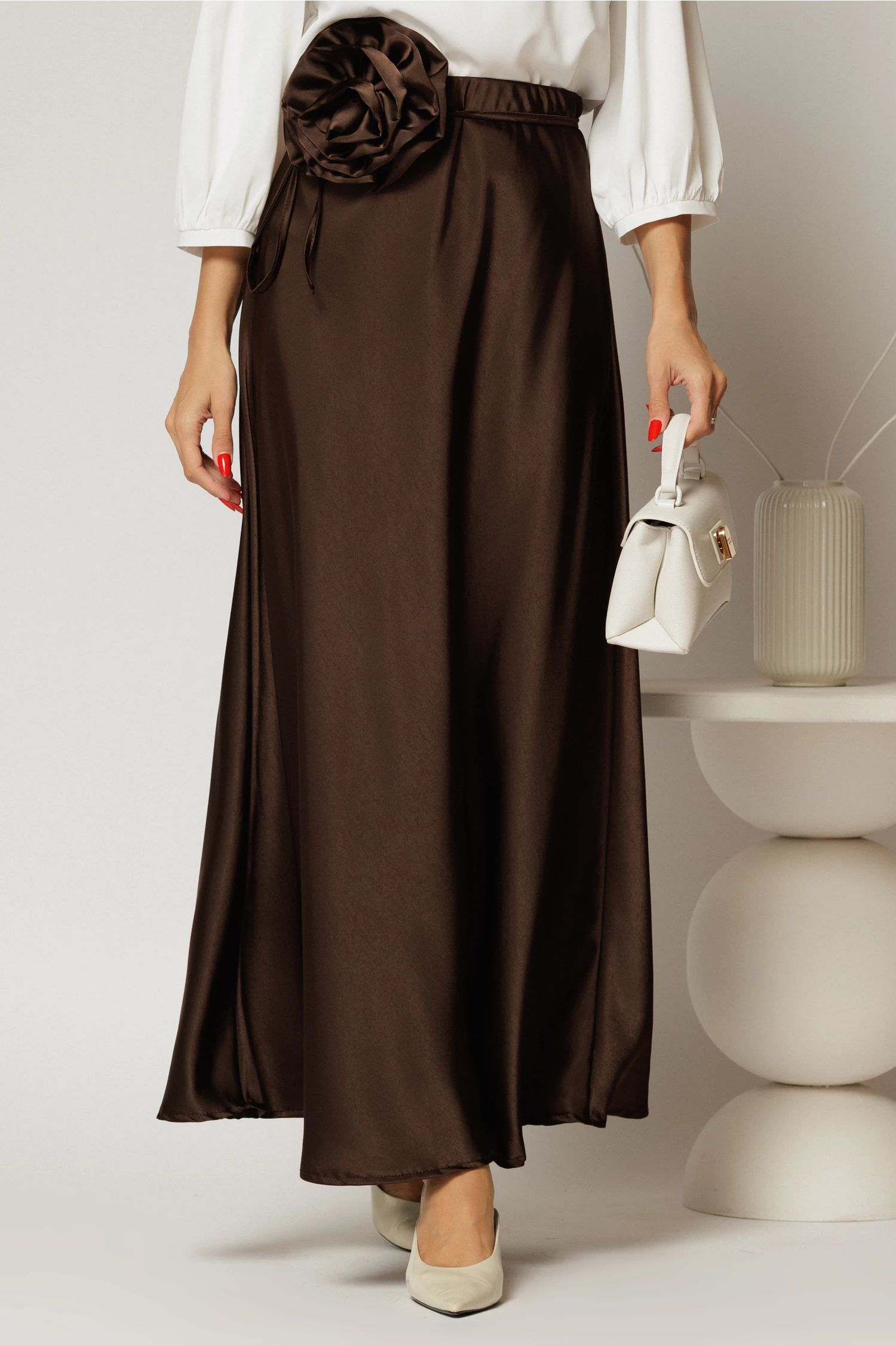 Fusta lunga maro din satin cu cordon floral voluminos