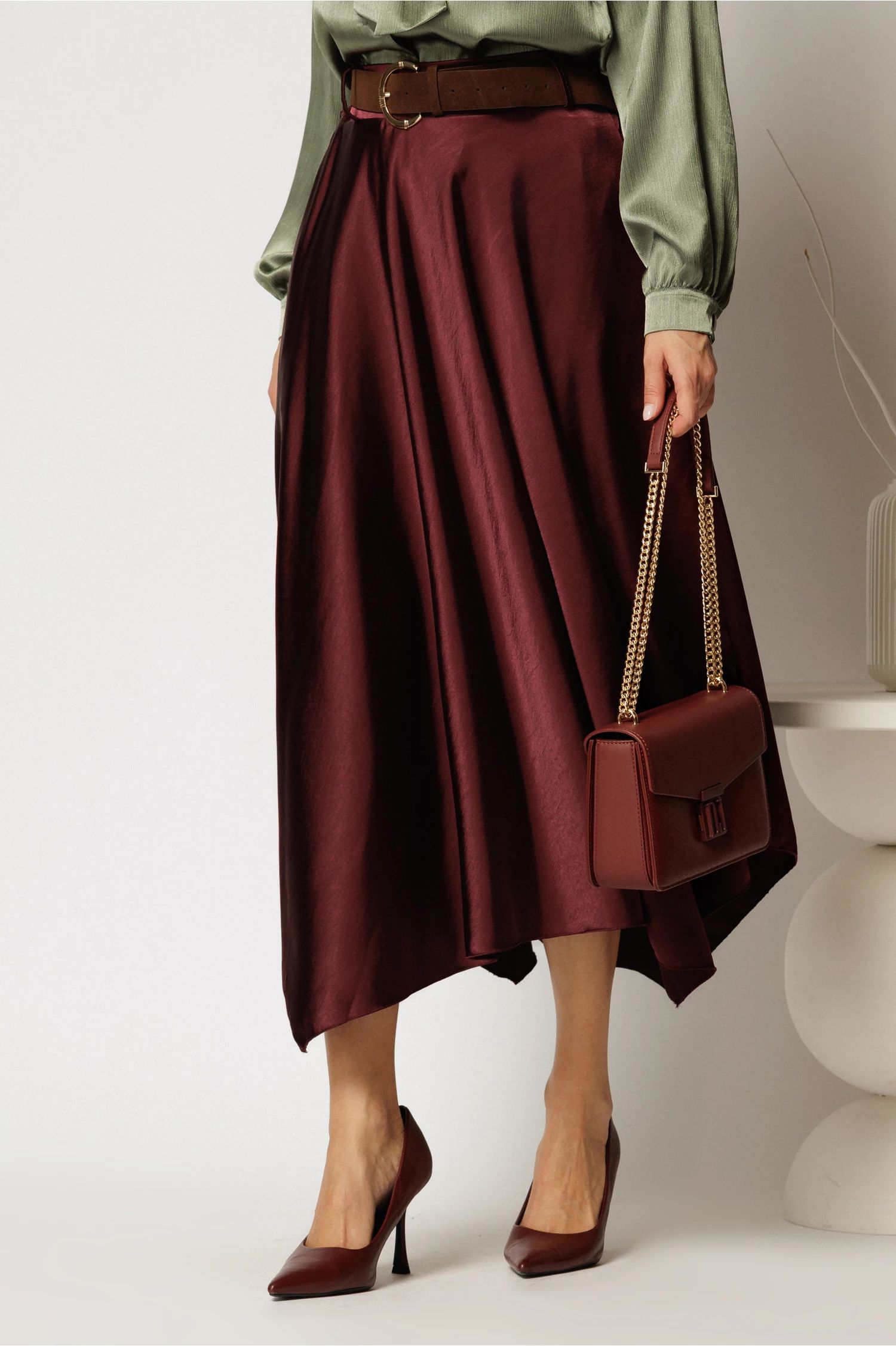 Fusta midi bordo din satin cu croi clos si curea in talie