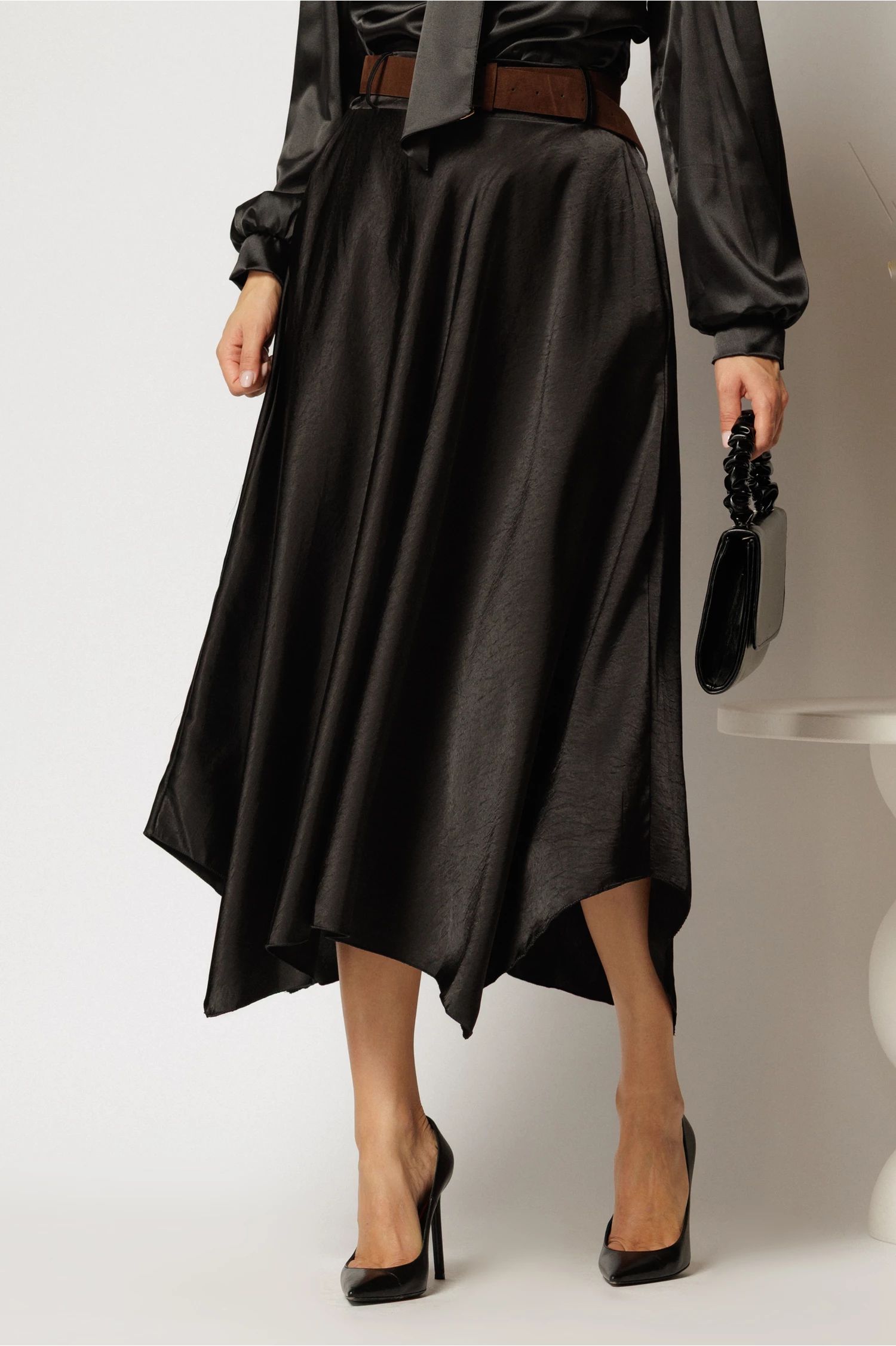 Fusta midi neagra din satin cu croi clos si curea in talie