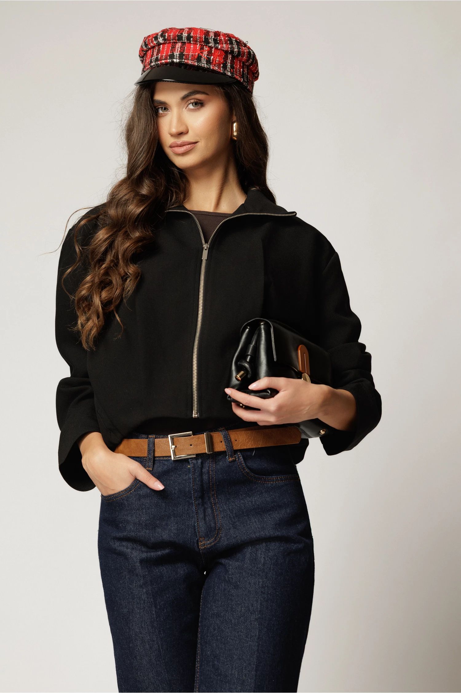 Geaca scurta neagra tip bomber cu inchidere cu fermoar