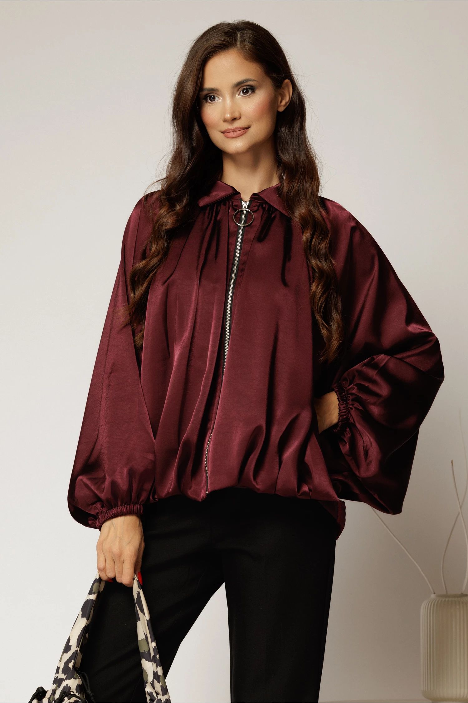 Geaca tip bomber satinata bordo cu croi lejer