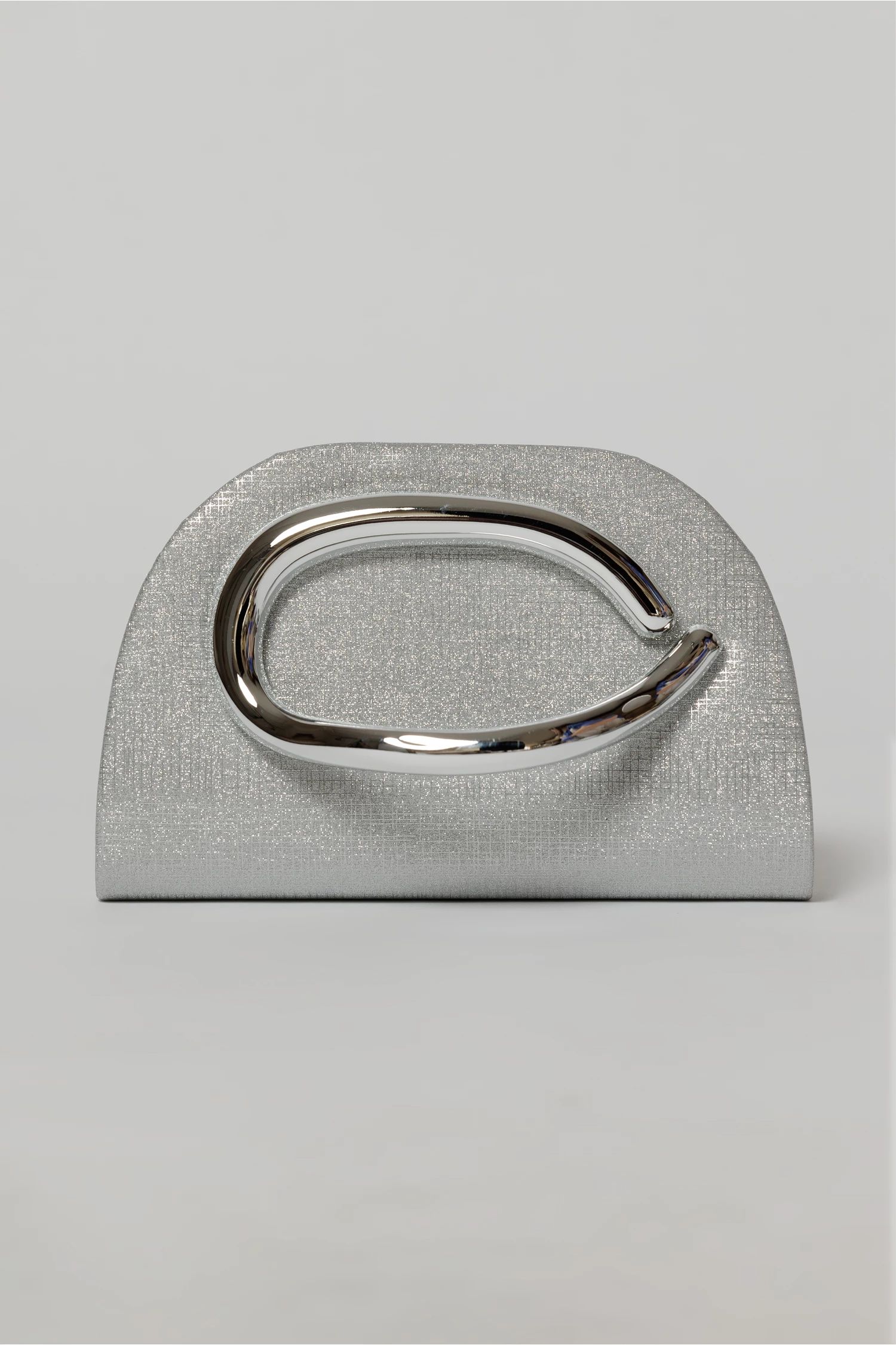 Geanta argintie cu design modern stralucitor si maner metalic
