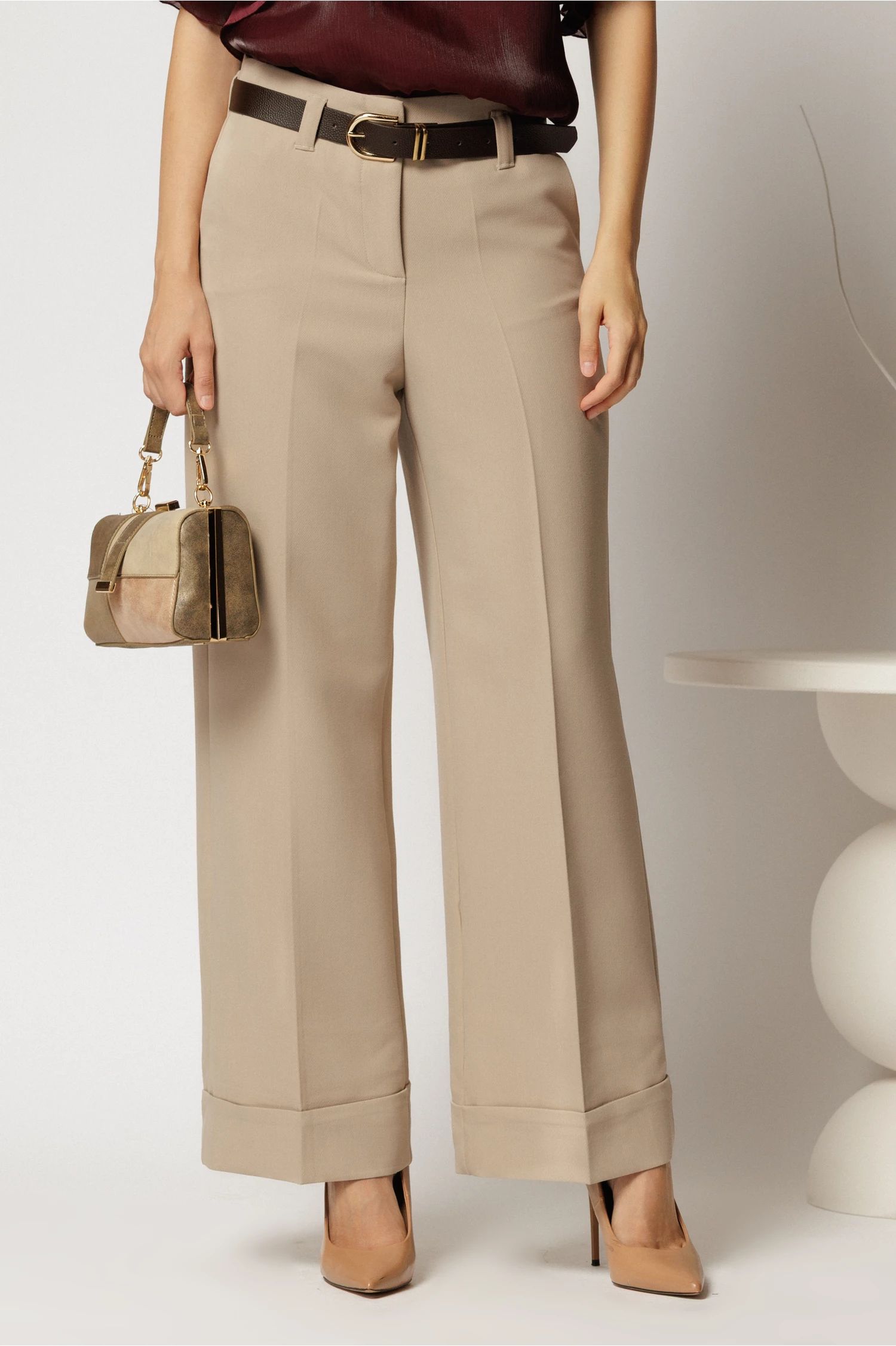 Pantaloni bej office casual cu croi drept si curea