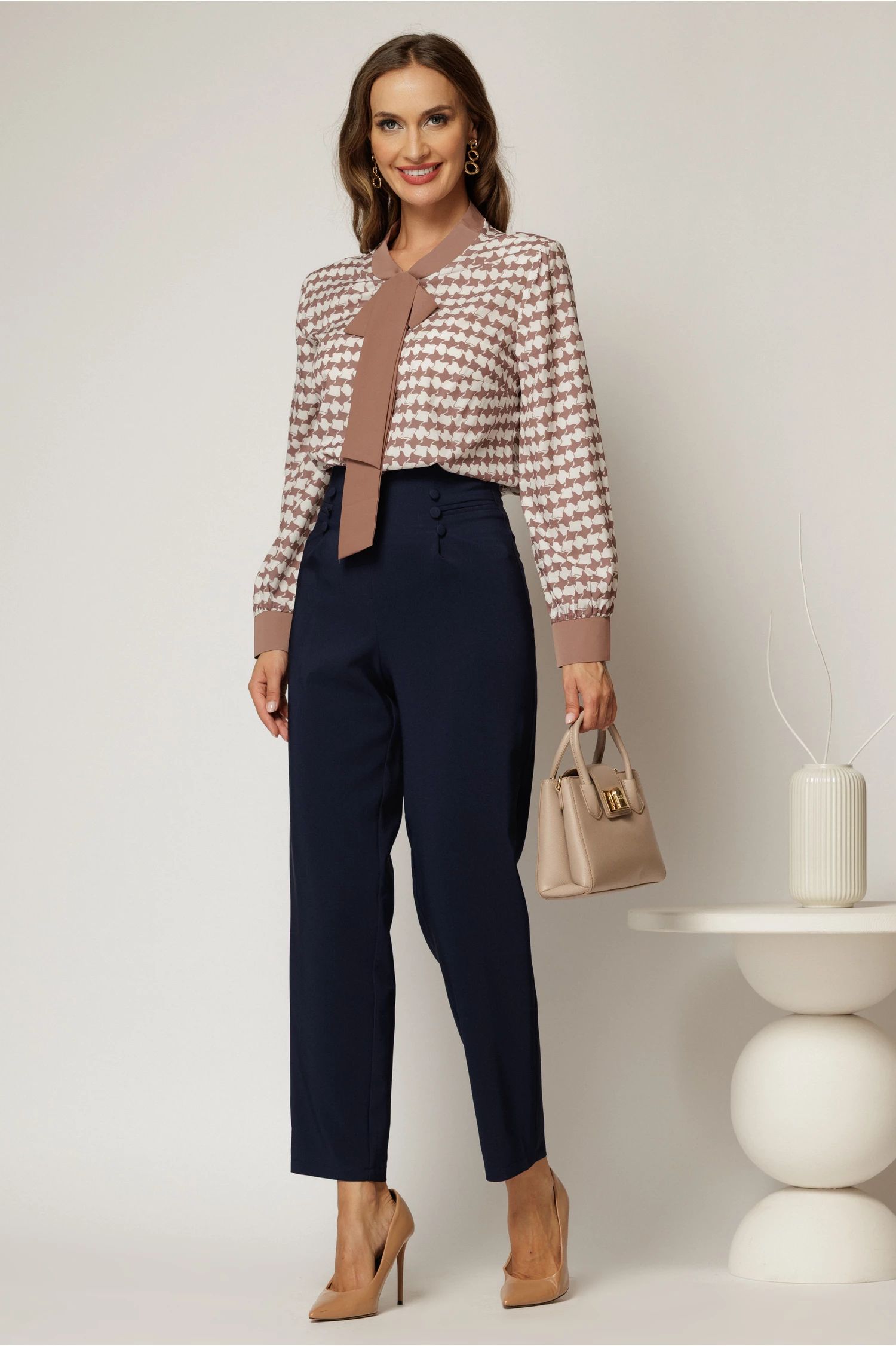 Pantaloni bleumarin conici cu nasturi decorativi pe talie
