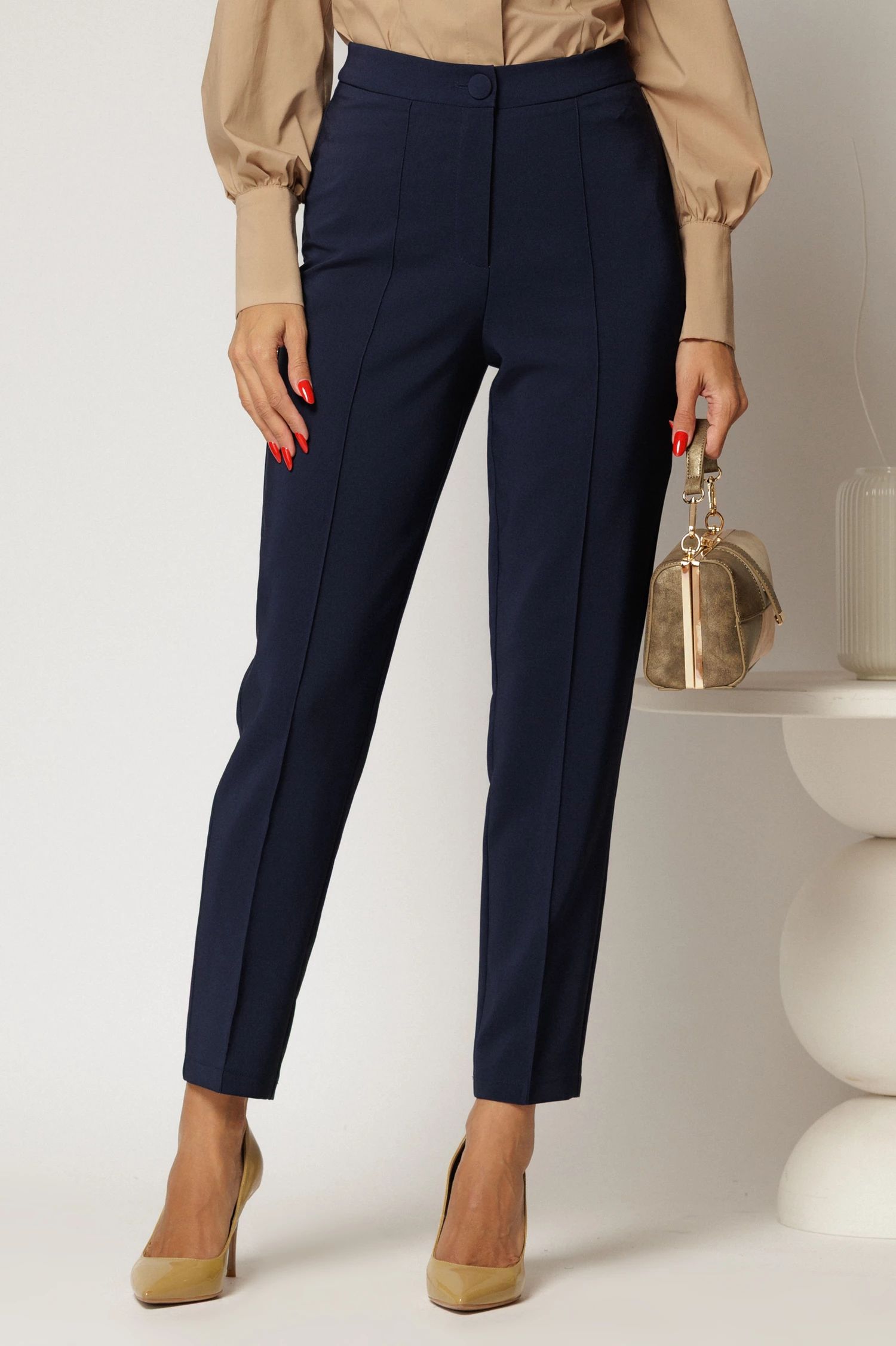 Pantaloni bleumarin cu croi conic si cusaturi