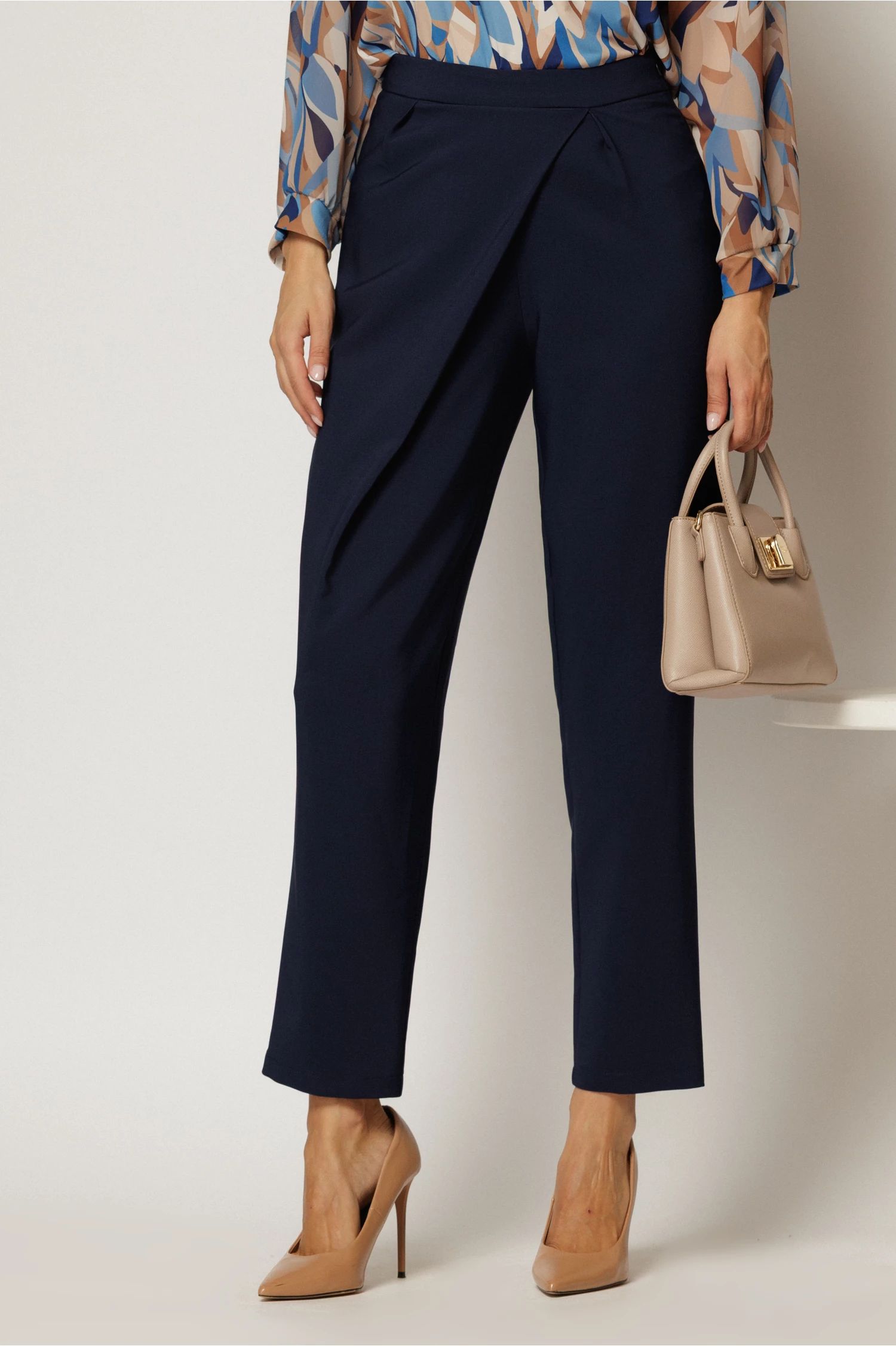 Pantaloni bleumarin cu pliu petrecut