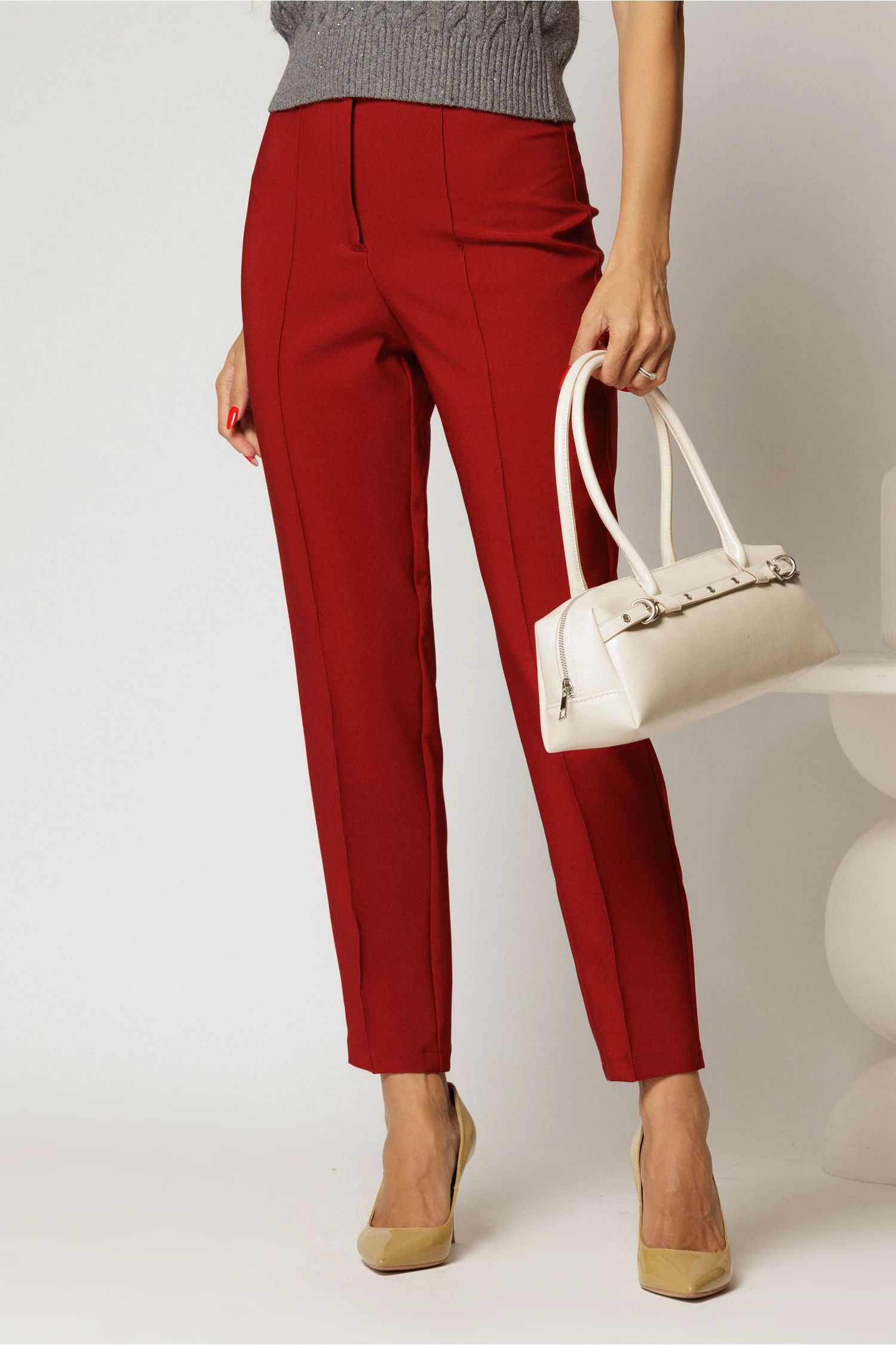 Pantaloni bordo cu croi conic si cusaturi