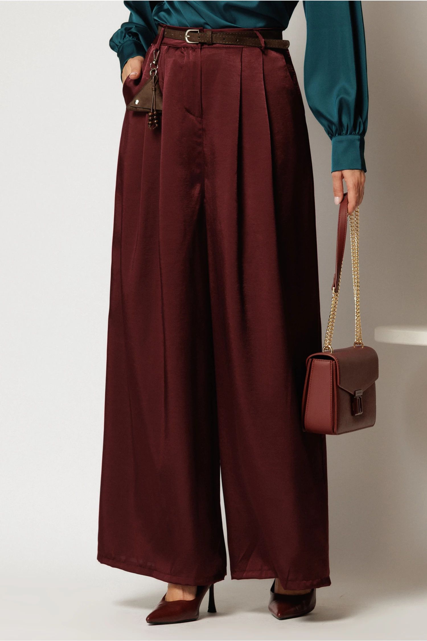 Pantaloni bordo din satin cu croi larg si curea in talie