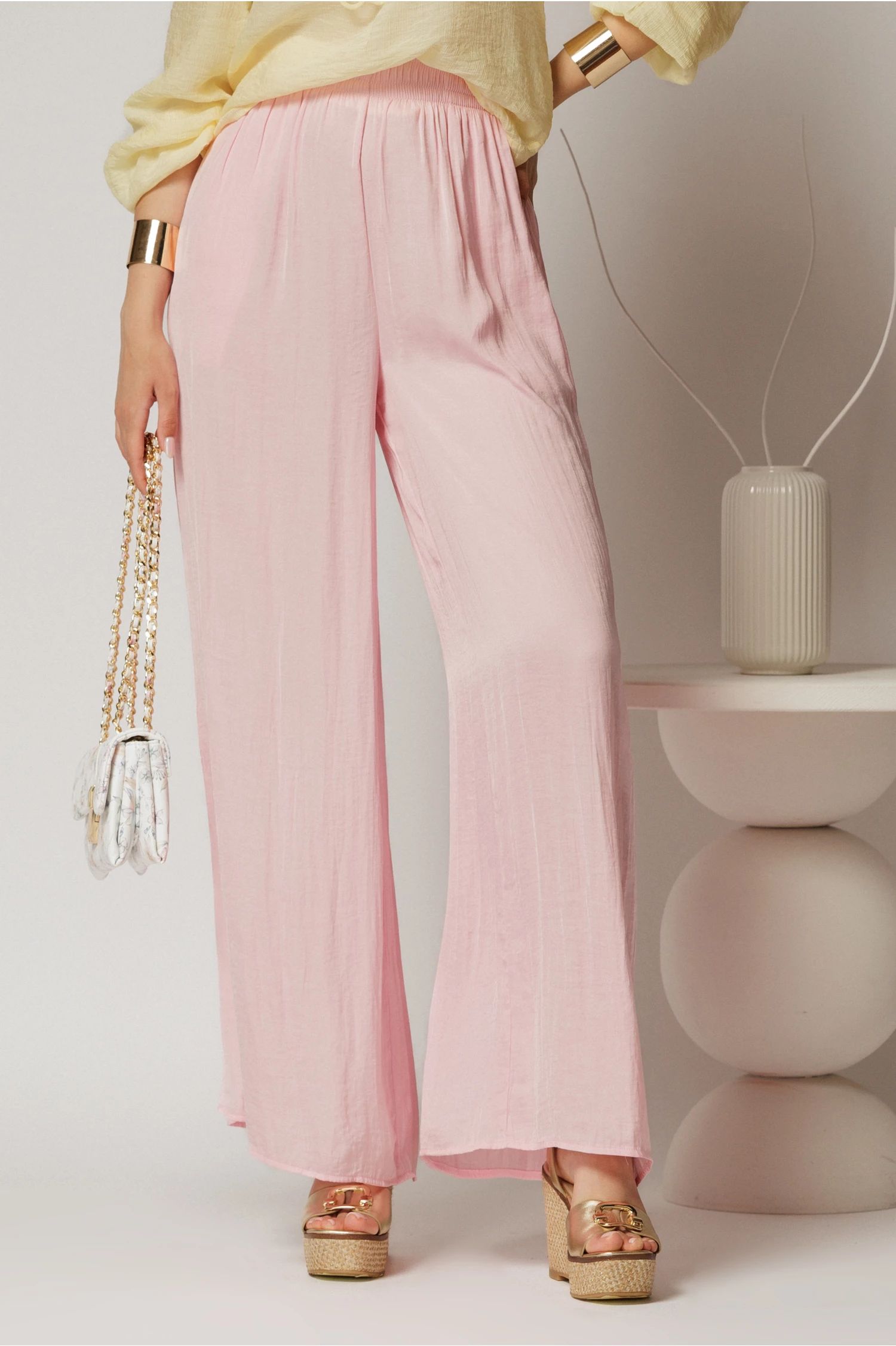 Pantaloni casual roz cu croi lejer si elastic pe talie
