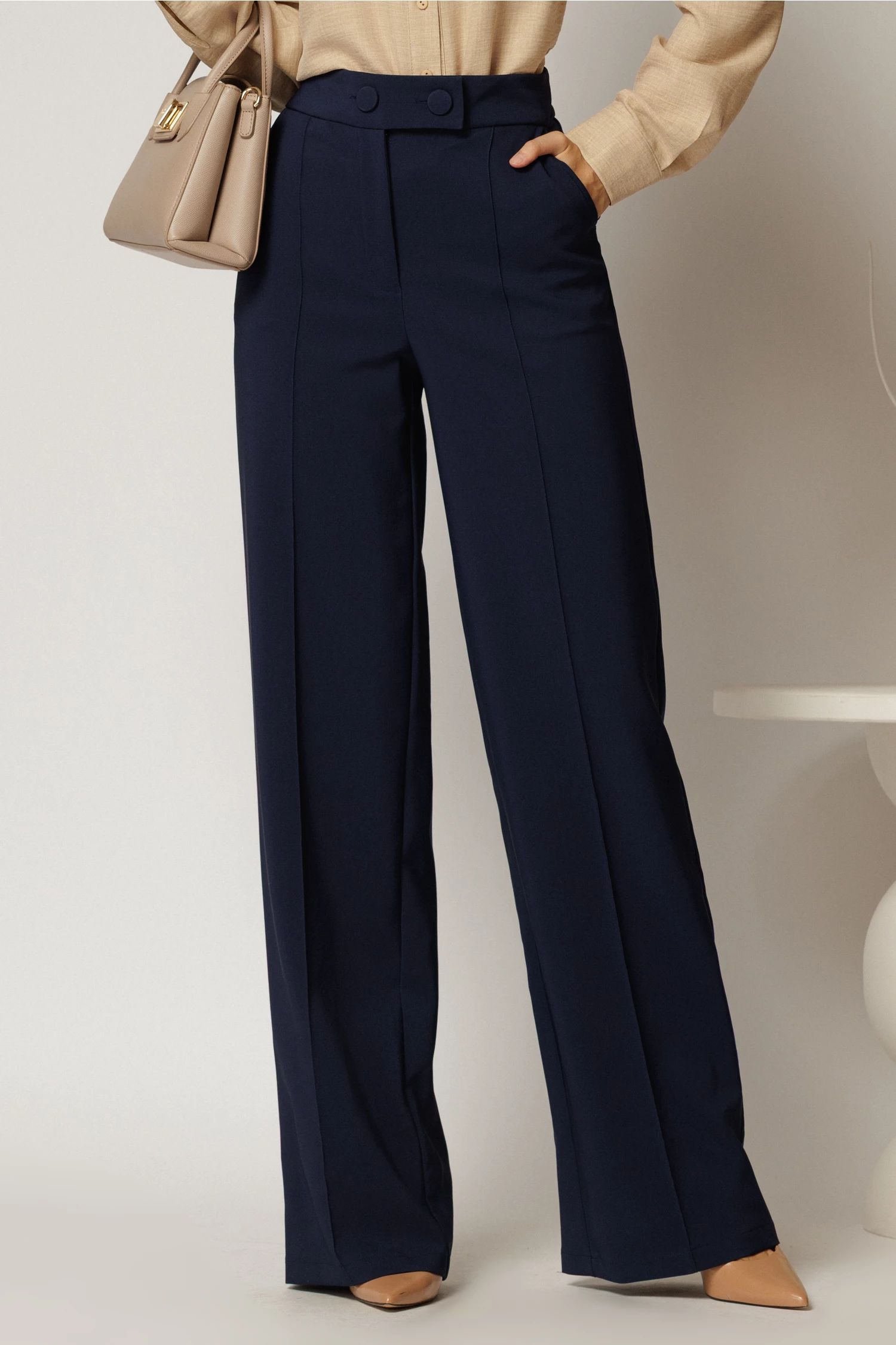 Pantaloni dama bleumarin cu croi drept si inchidere cu doi nasturi