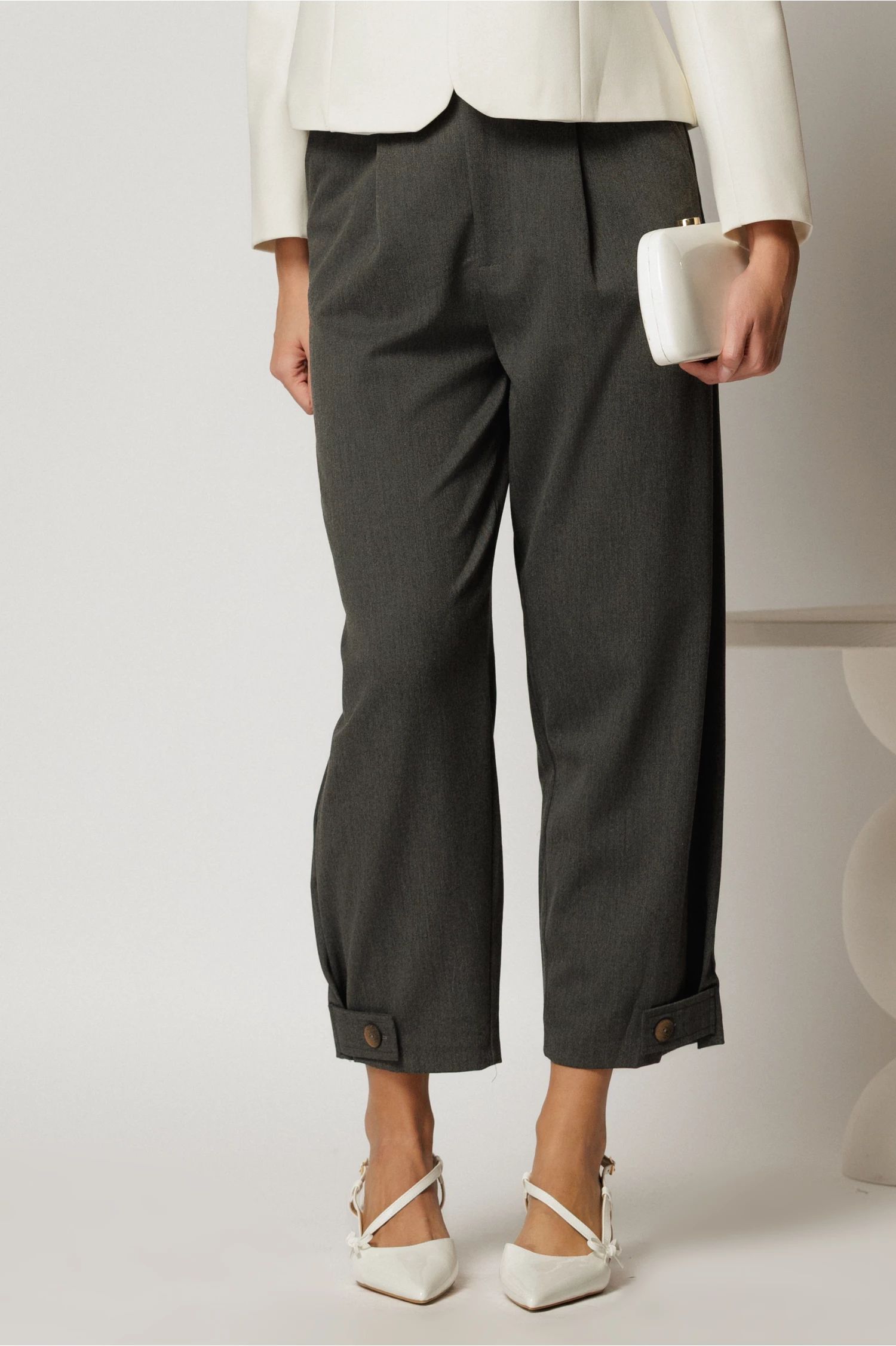 Pantaloni Dama Gri Cu Nasture Jos Si Buzunare Laterale