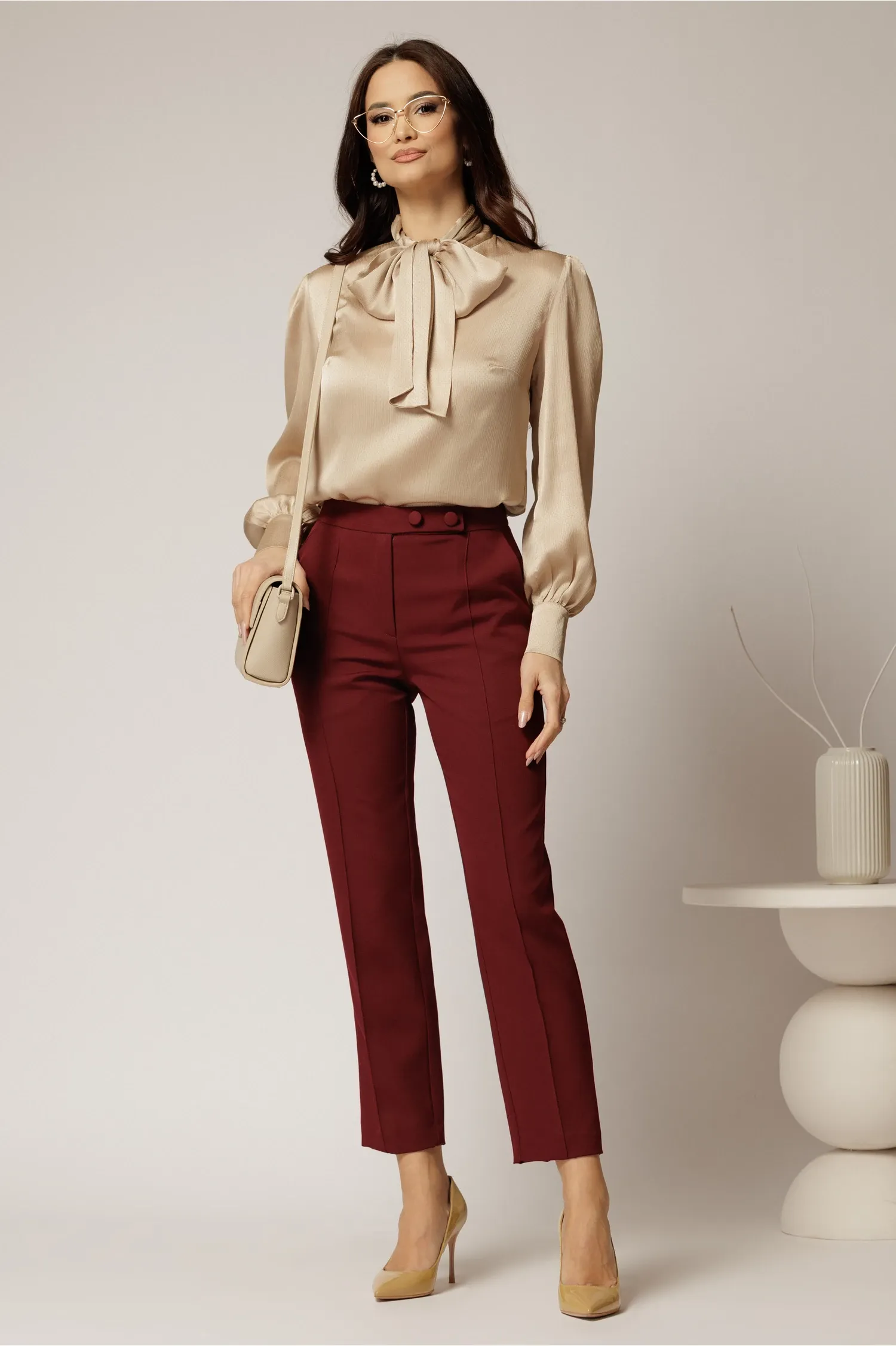 Pantaloni DY Fashion bordo conici din stofa cu nasturi imbracati 3