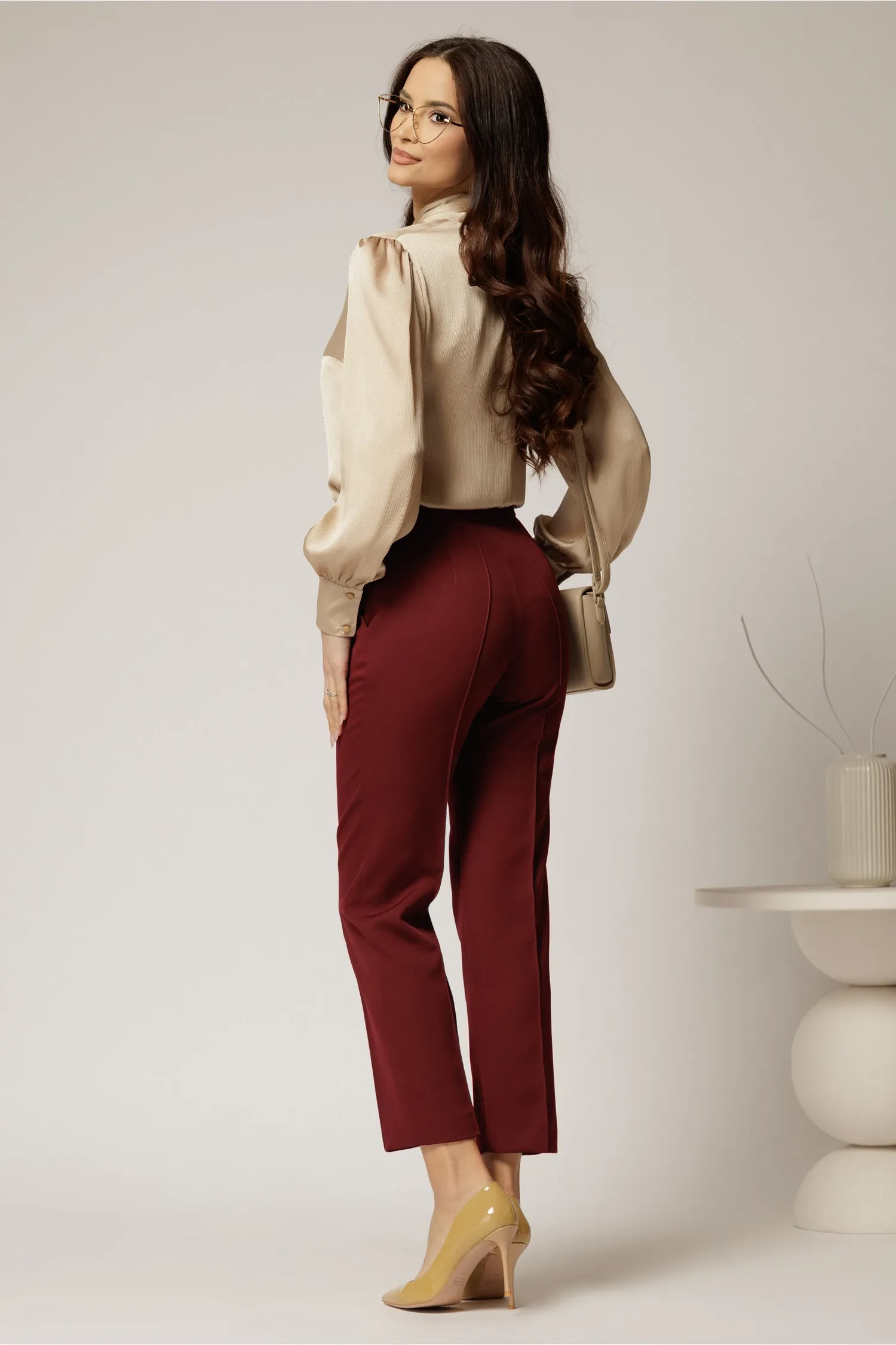 Pantaloni DY Fashion bordo conici din stofa cu nasturi imbracati 2