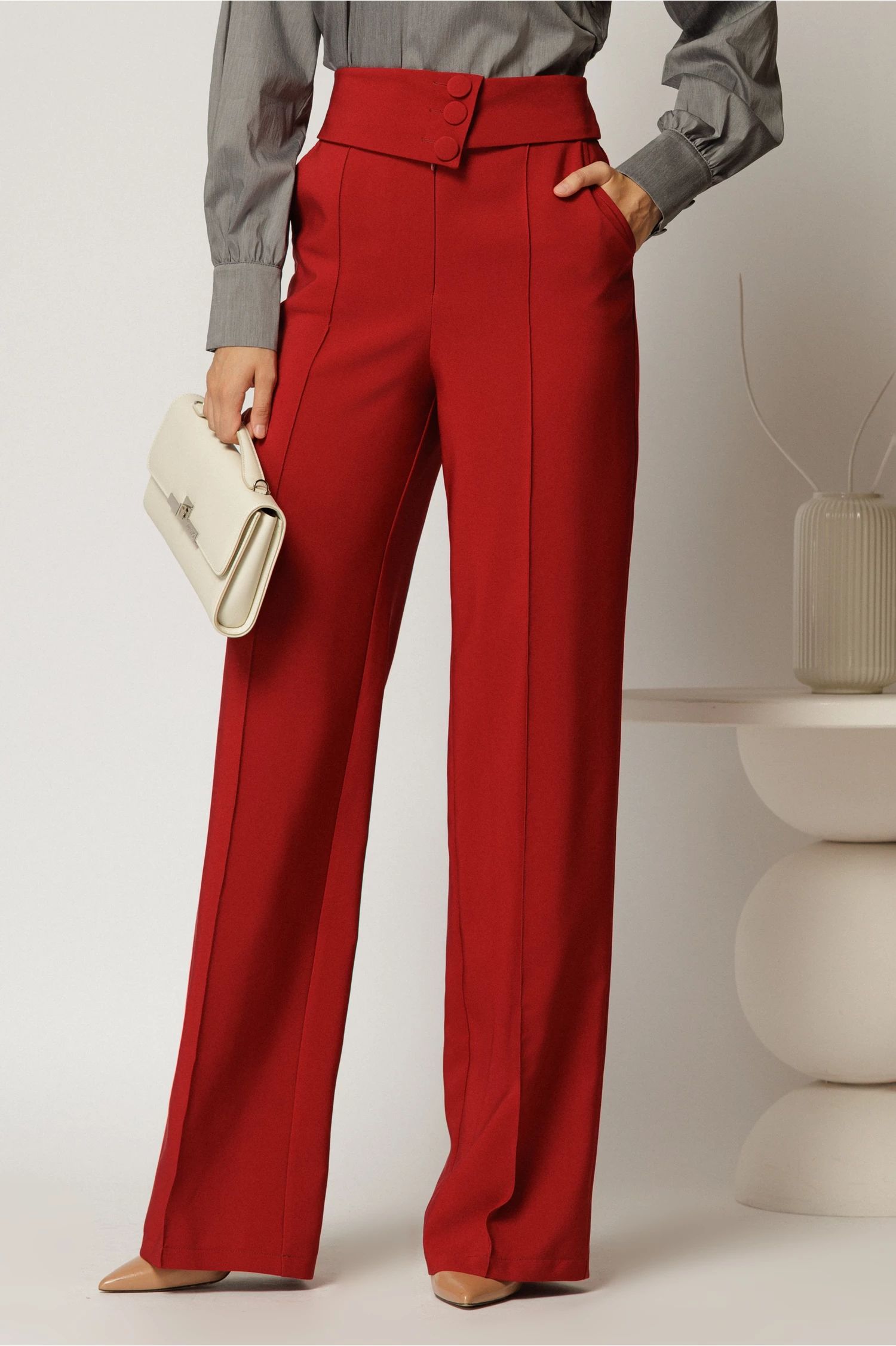 Pantaloni eleganti bordo cu 3 nasturi si croi evazat