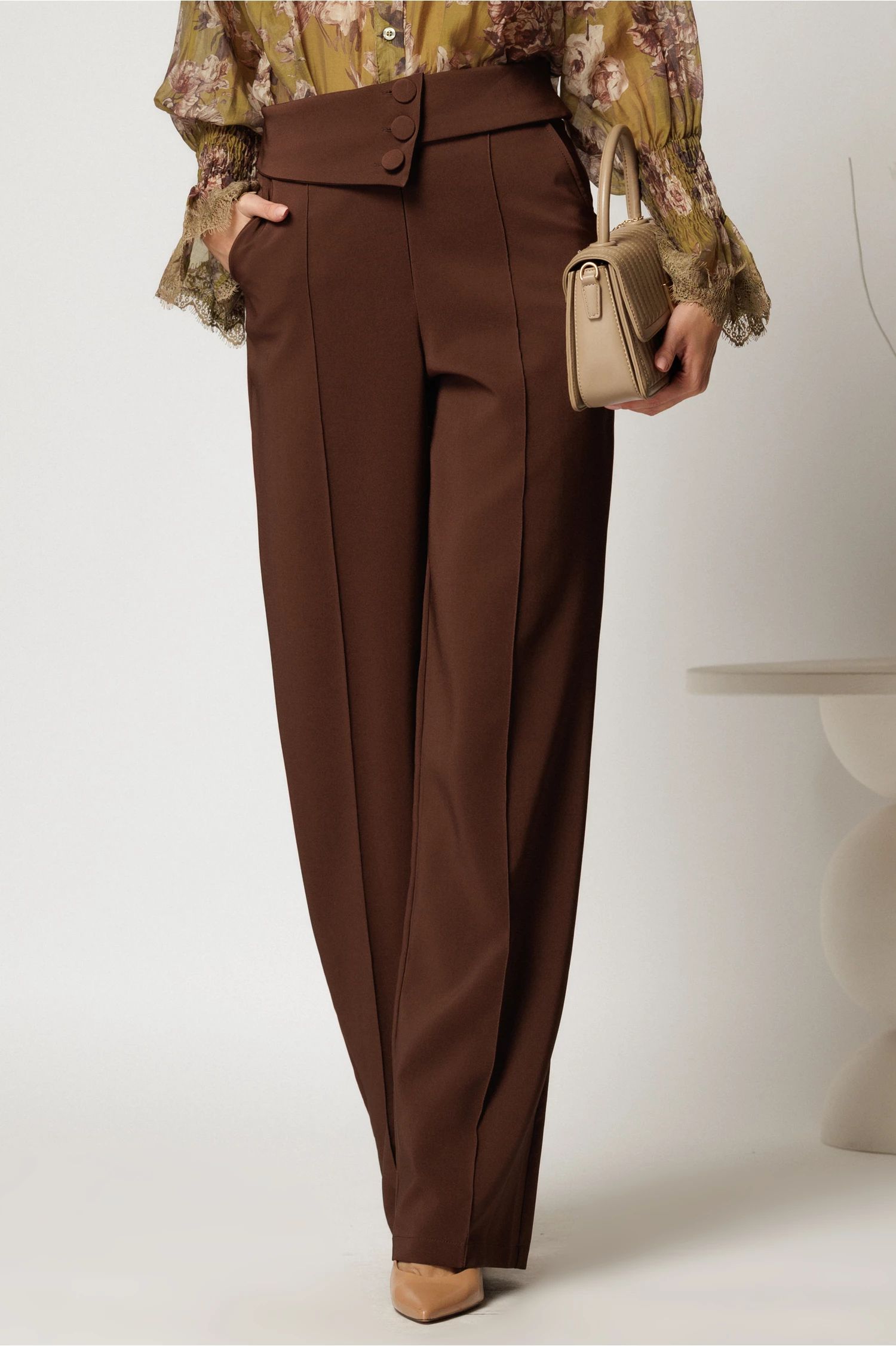 Pantaloni eleganti maro cu 3 nasturi si croi evazat