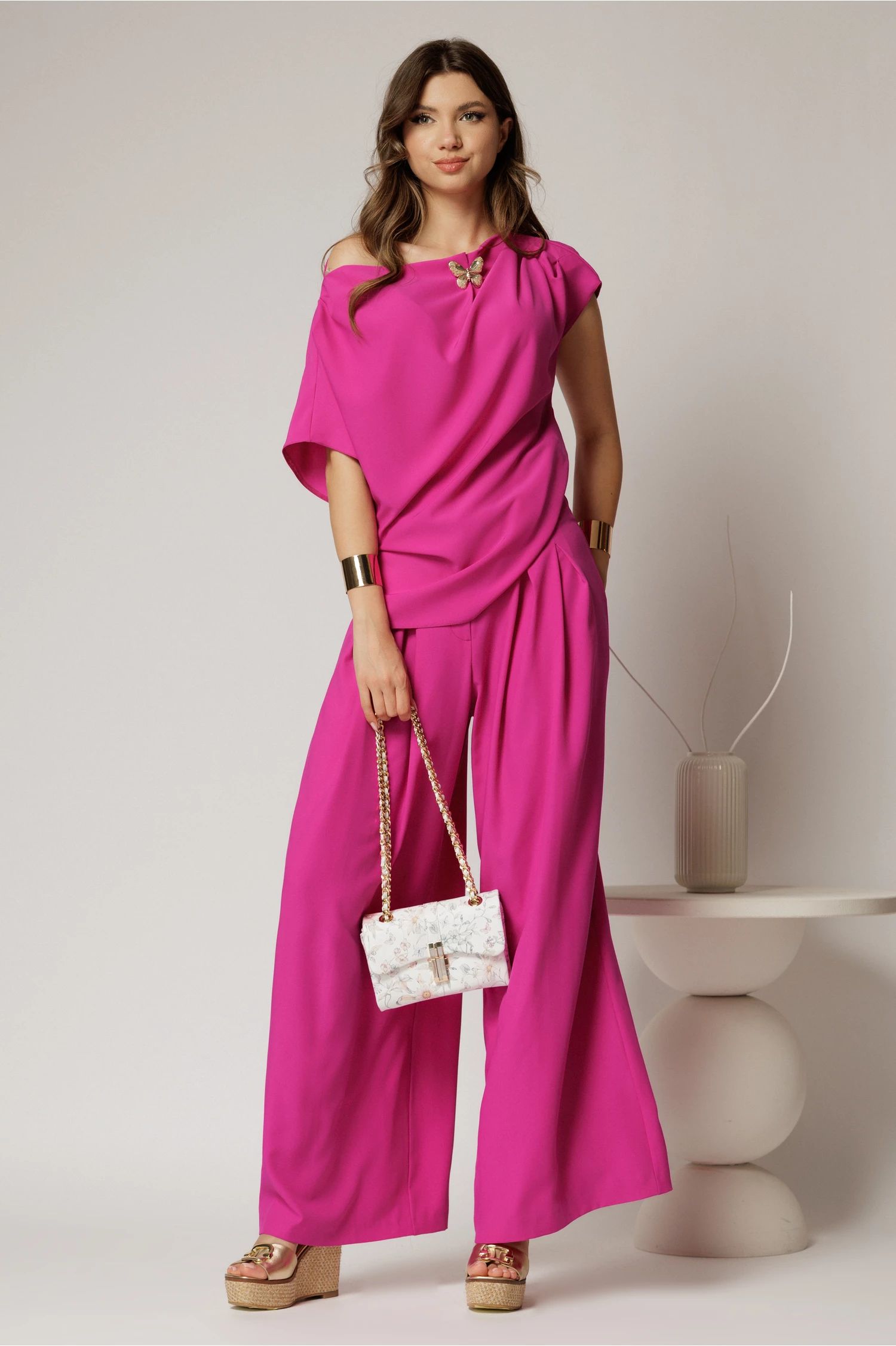 Pantaloni fucsia din triplu voal cu pliuri si croi lejer