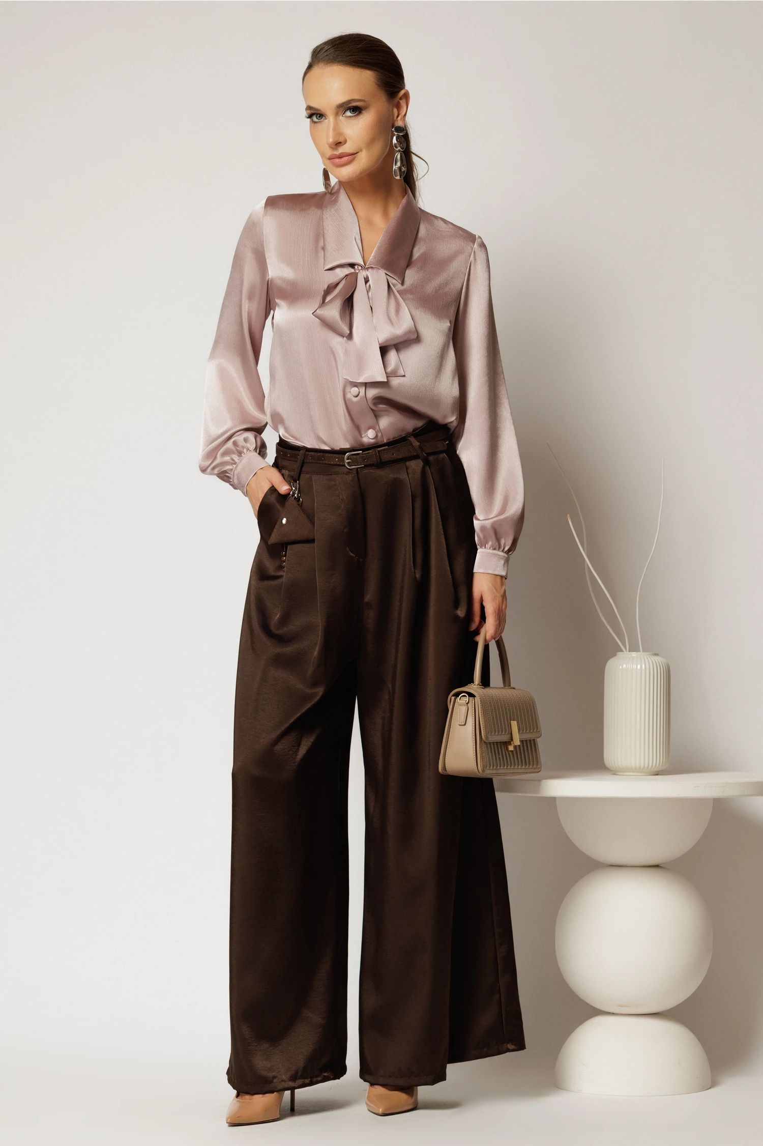 Pantaloni maro din satin cu croi larg si curea in talie