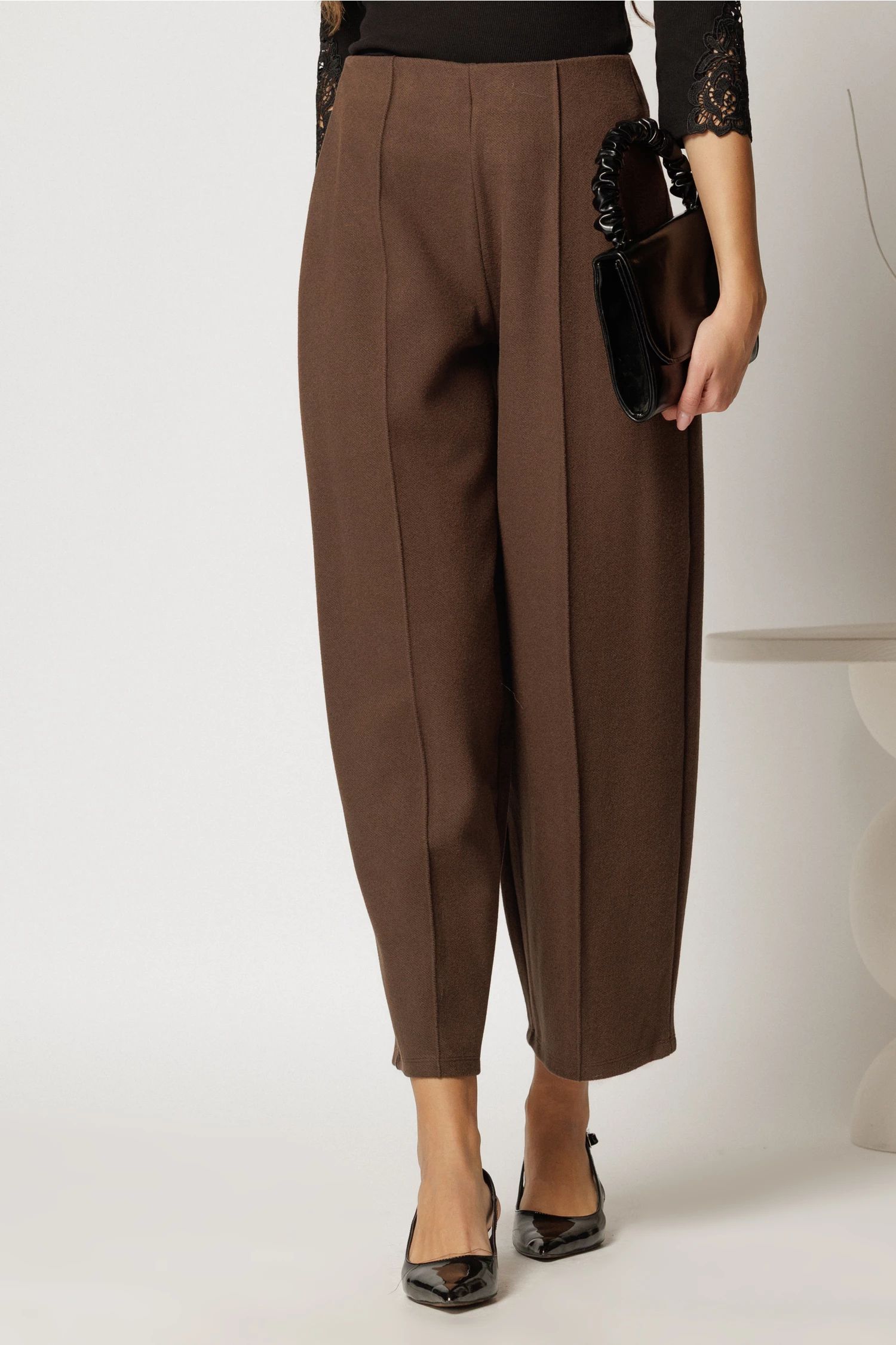 Pantaloni maro din tricot cu croi balloon si elastic in talie