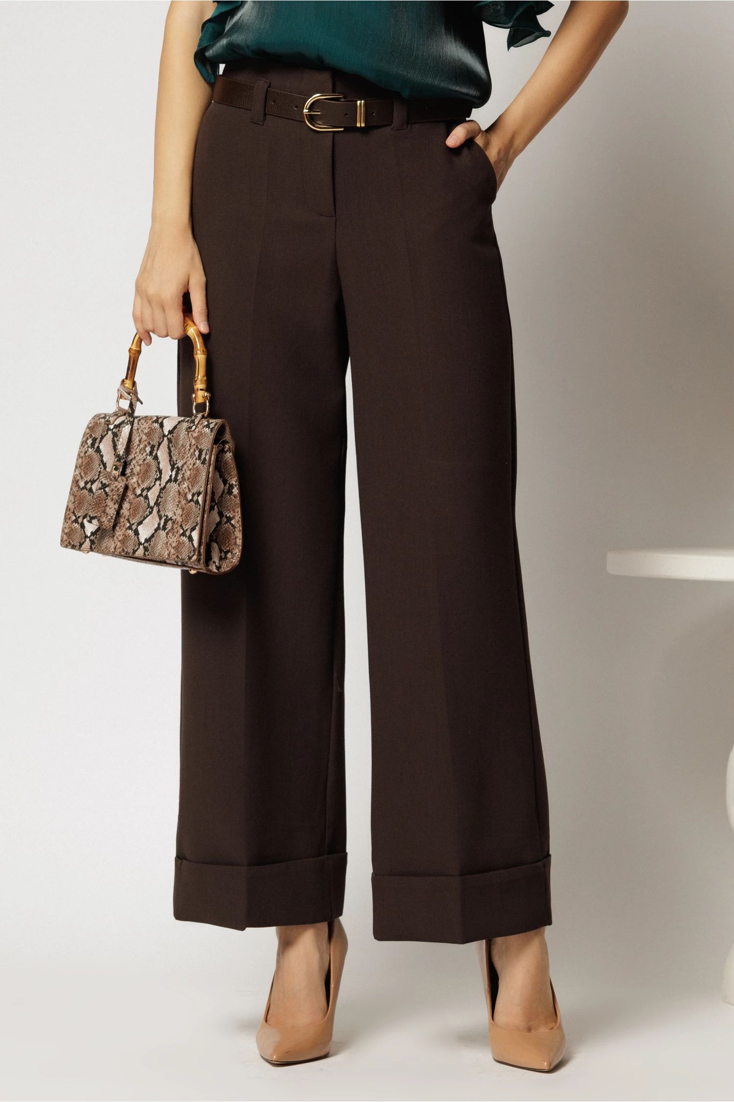 Pantaloni maro office casual cu croi drept si curea