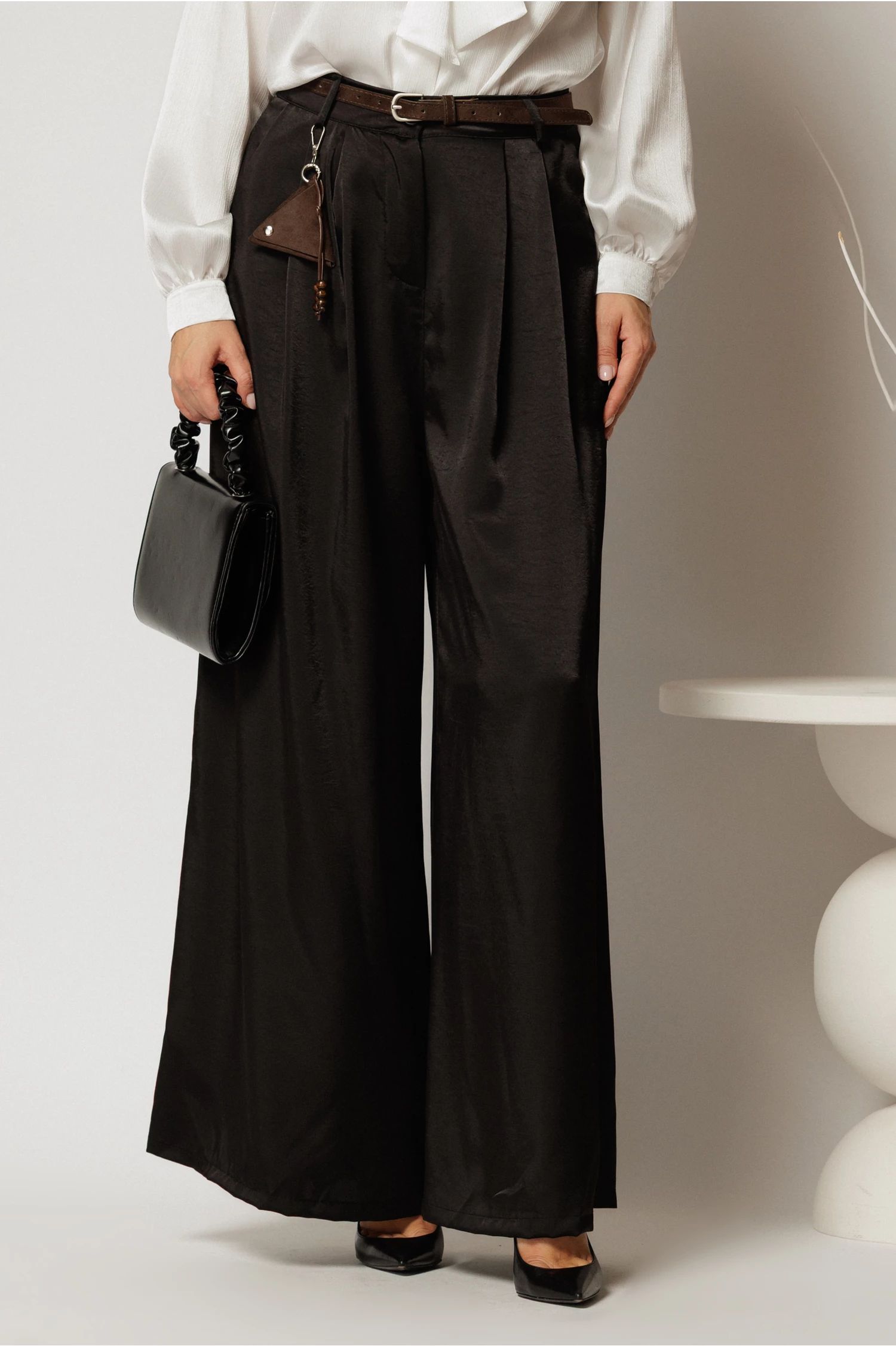 Pantaloni negri din satin cu croi larg si curea in talie