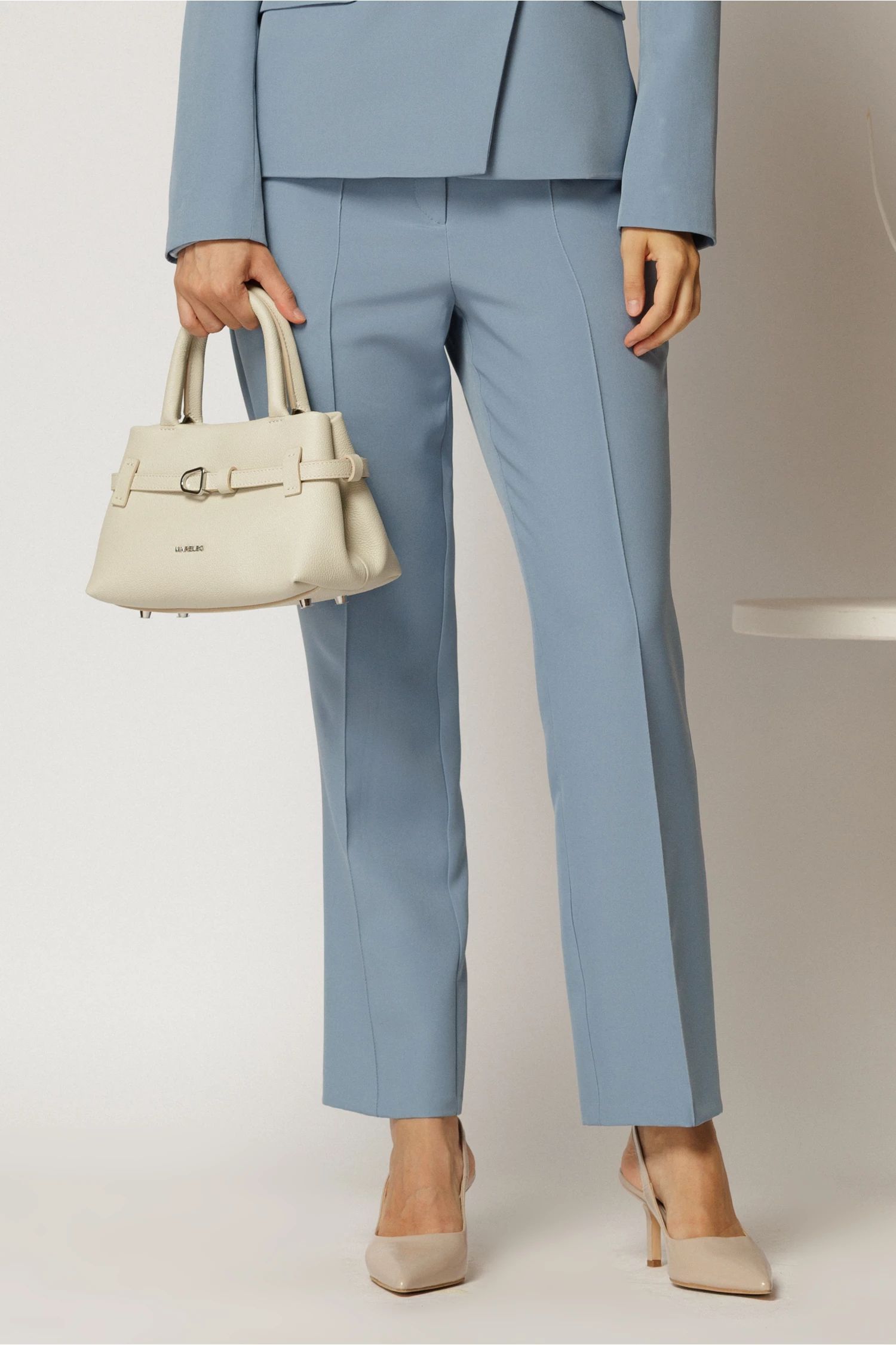 Pantaloni office bleu cu croi conic si inchidere cu nasturi