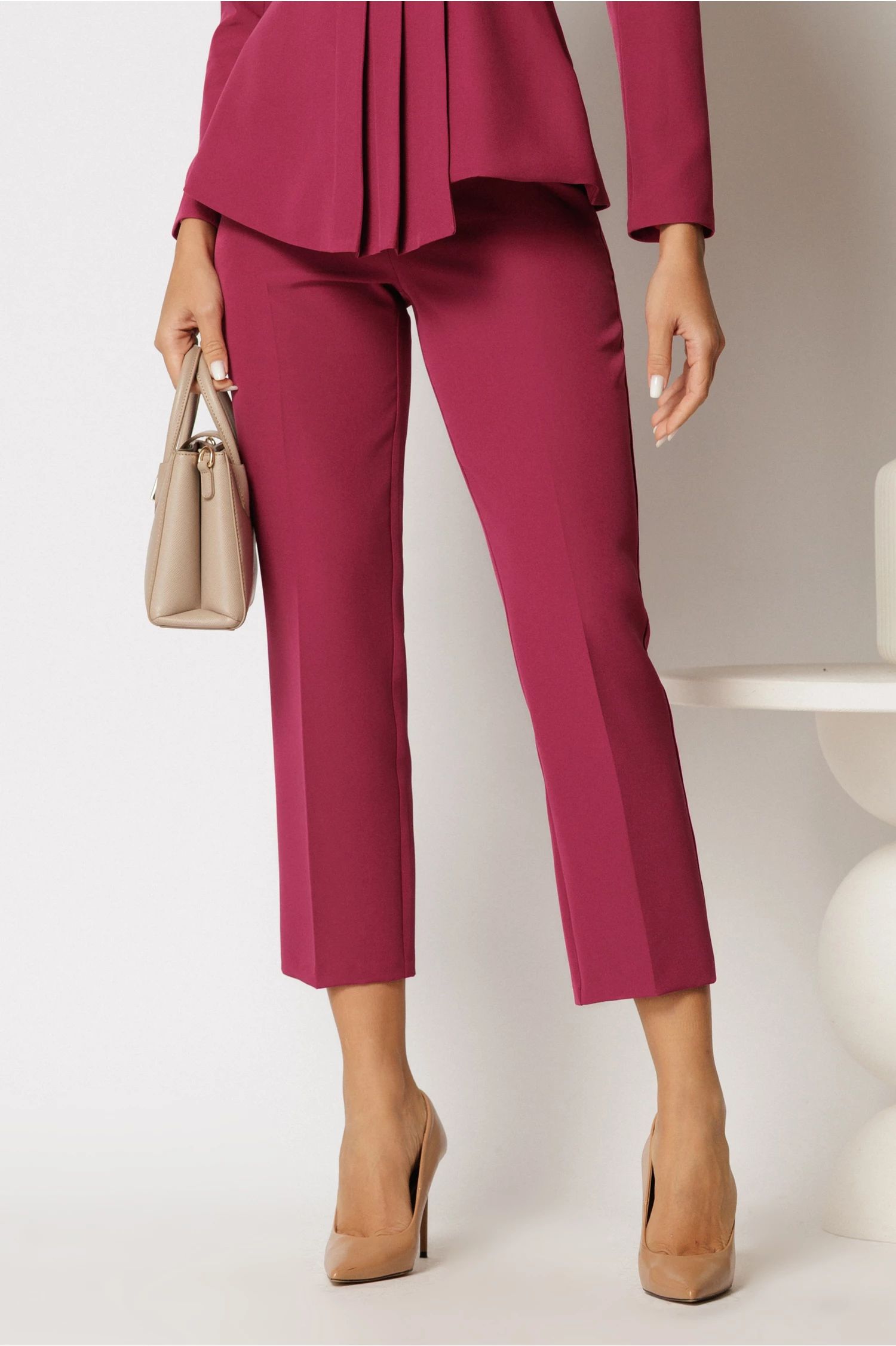 Pantaloni office eleganti magenta cu croi conic si inchidere cu nasturi