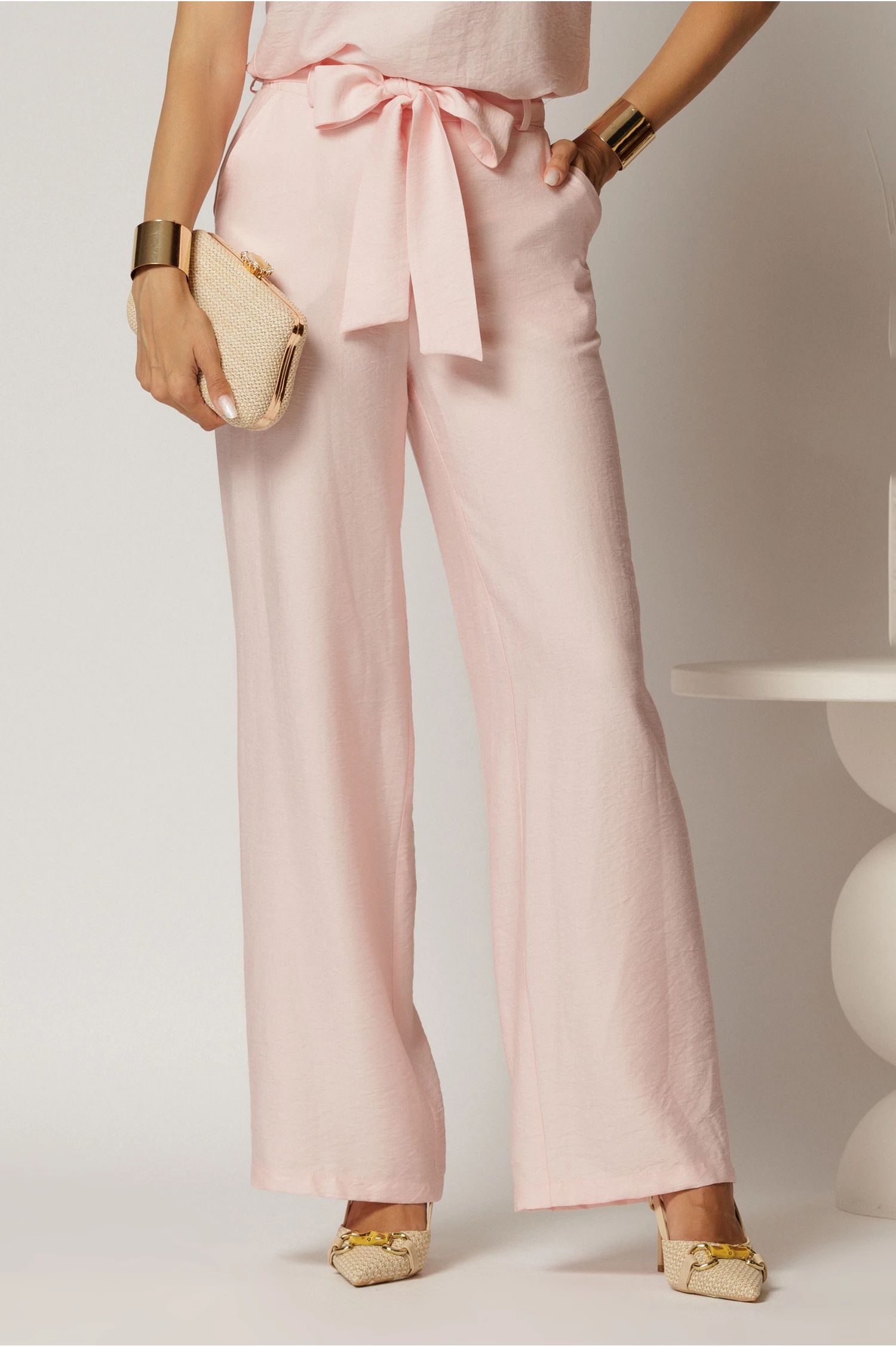 Pantaloni roz din rayon cu croi lejer si cordon in talie