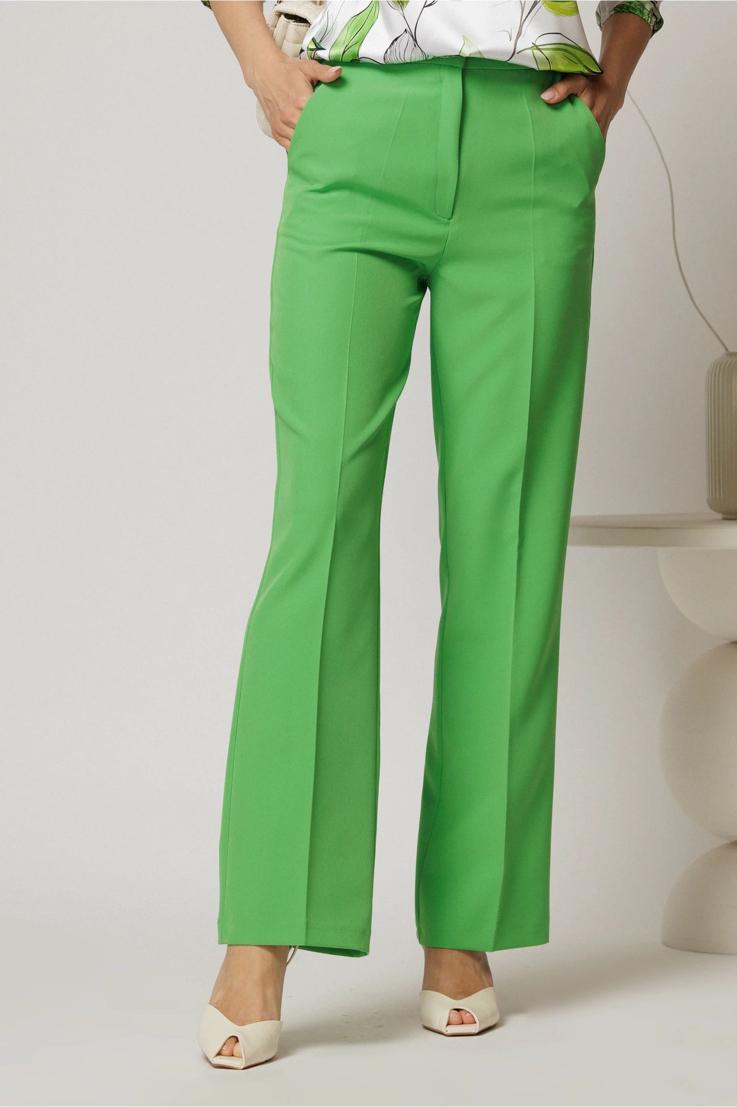 Pantaloni verzi cu croi drept si buzunare
