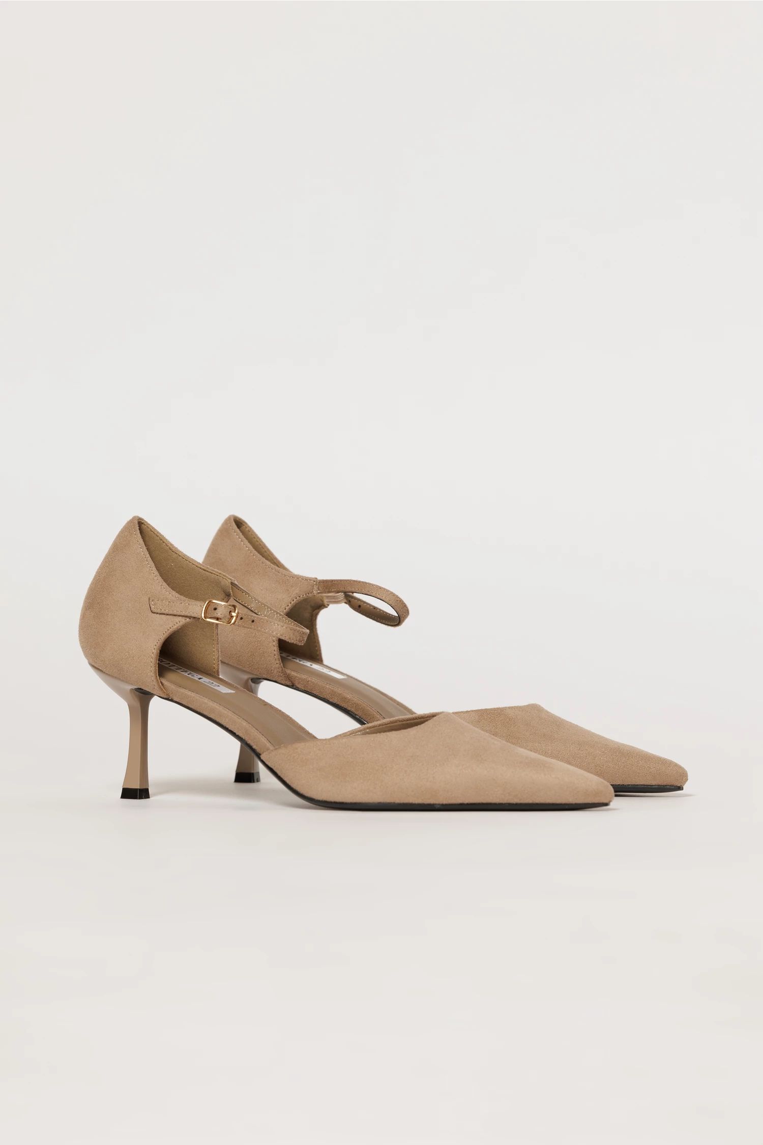 Pantofi eleganti bej cu aspect catifelat si bareta