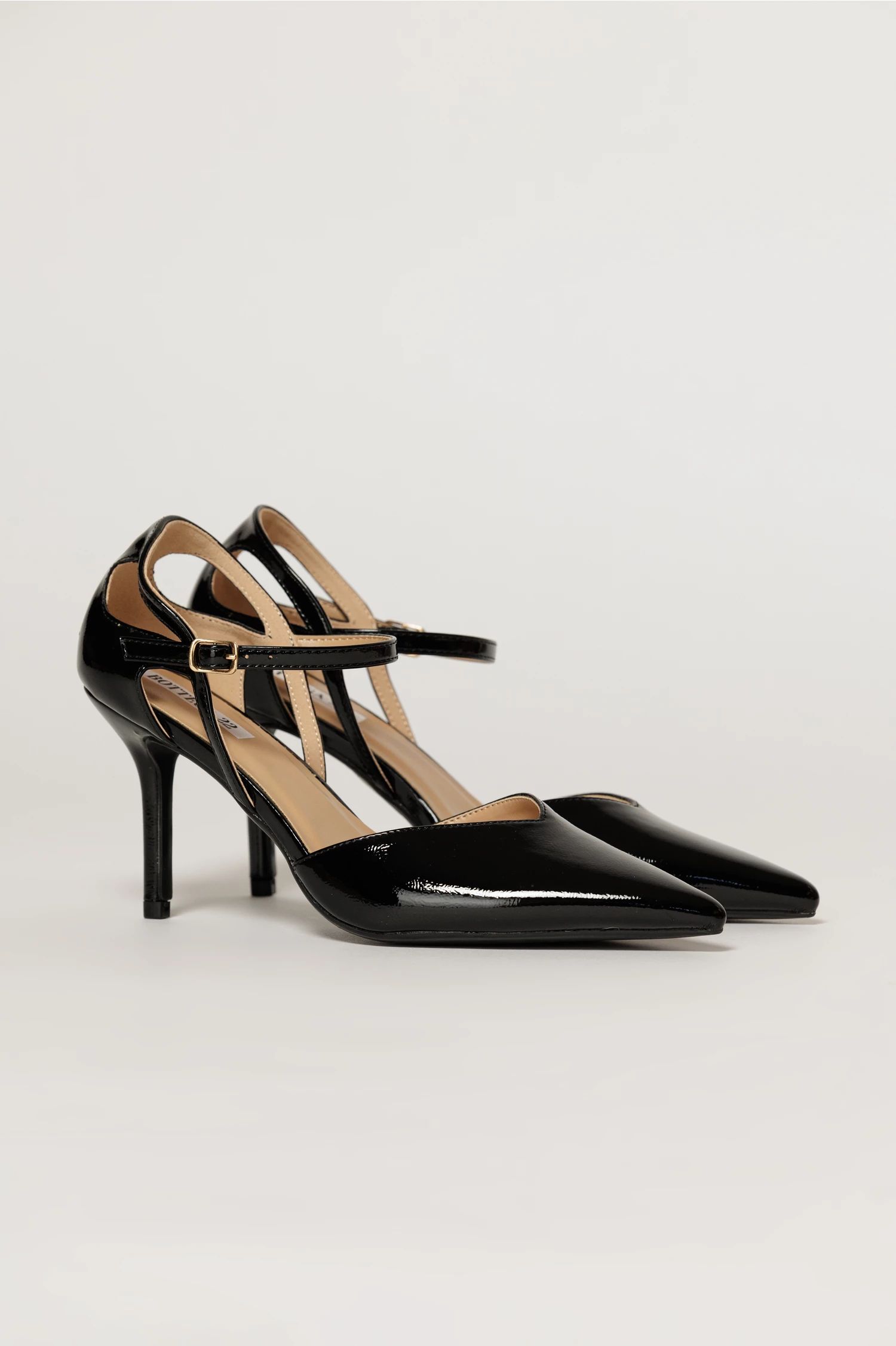 Pantofi eleganti negri aspect lucios cu bareta si decupaj lateral