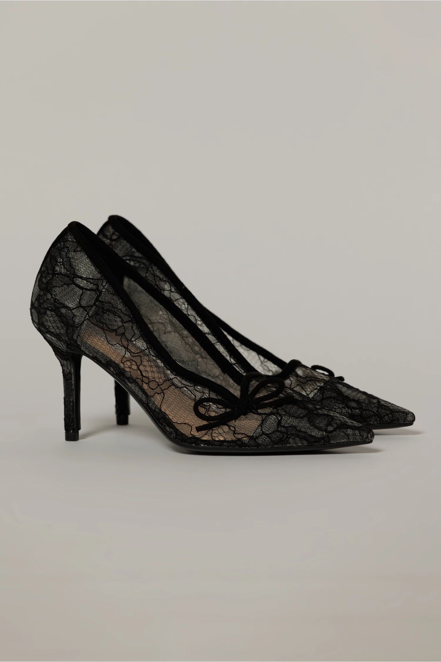 Pantofi eleganti negri imbracati in dantela