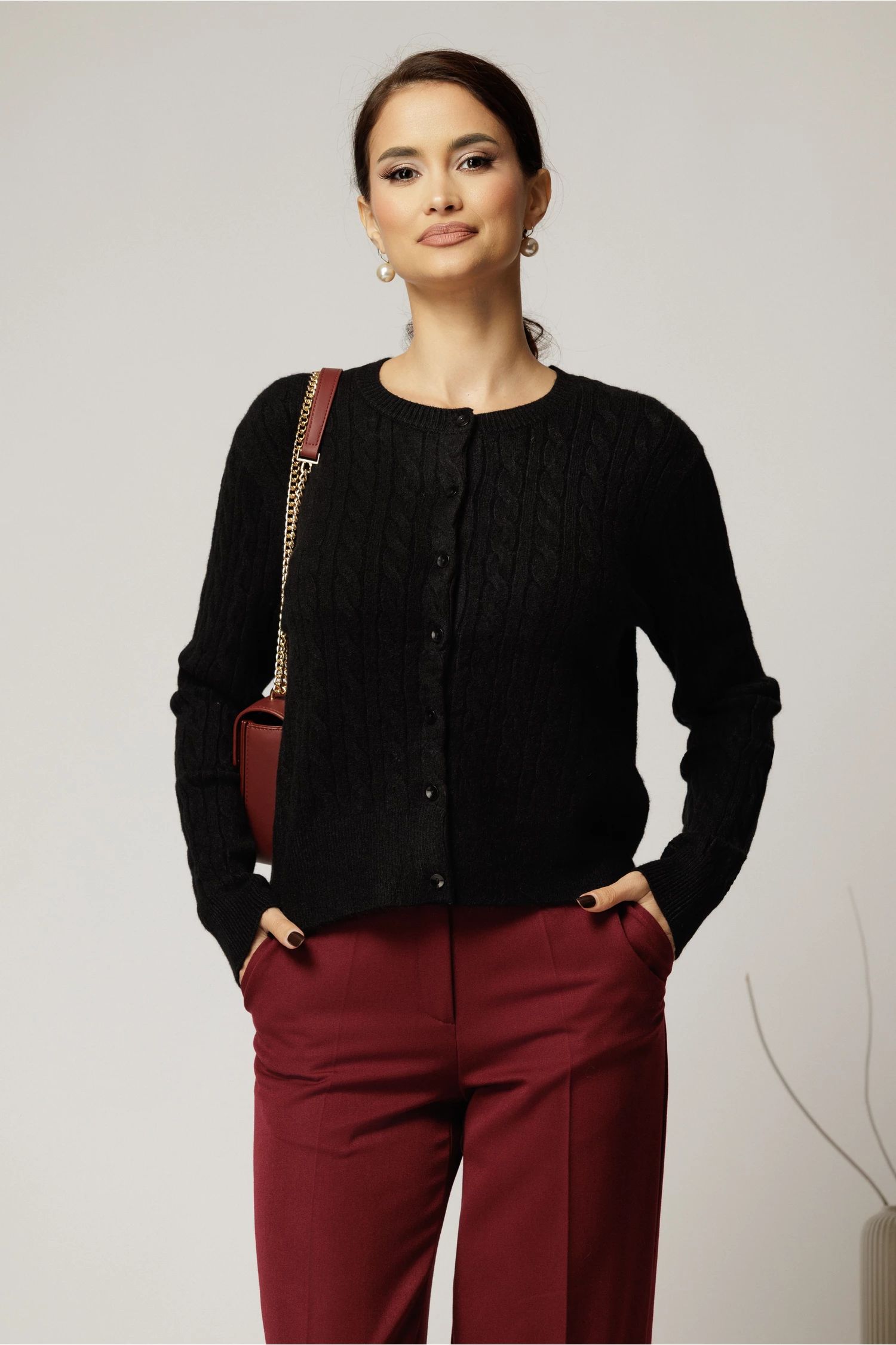 Pulover negru din tricot cu inchidere cu nasturi