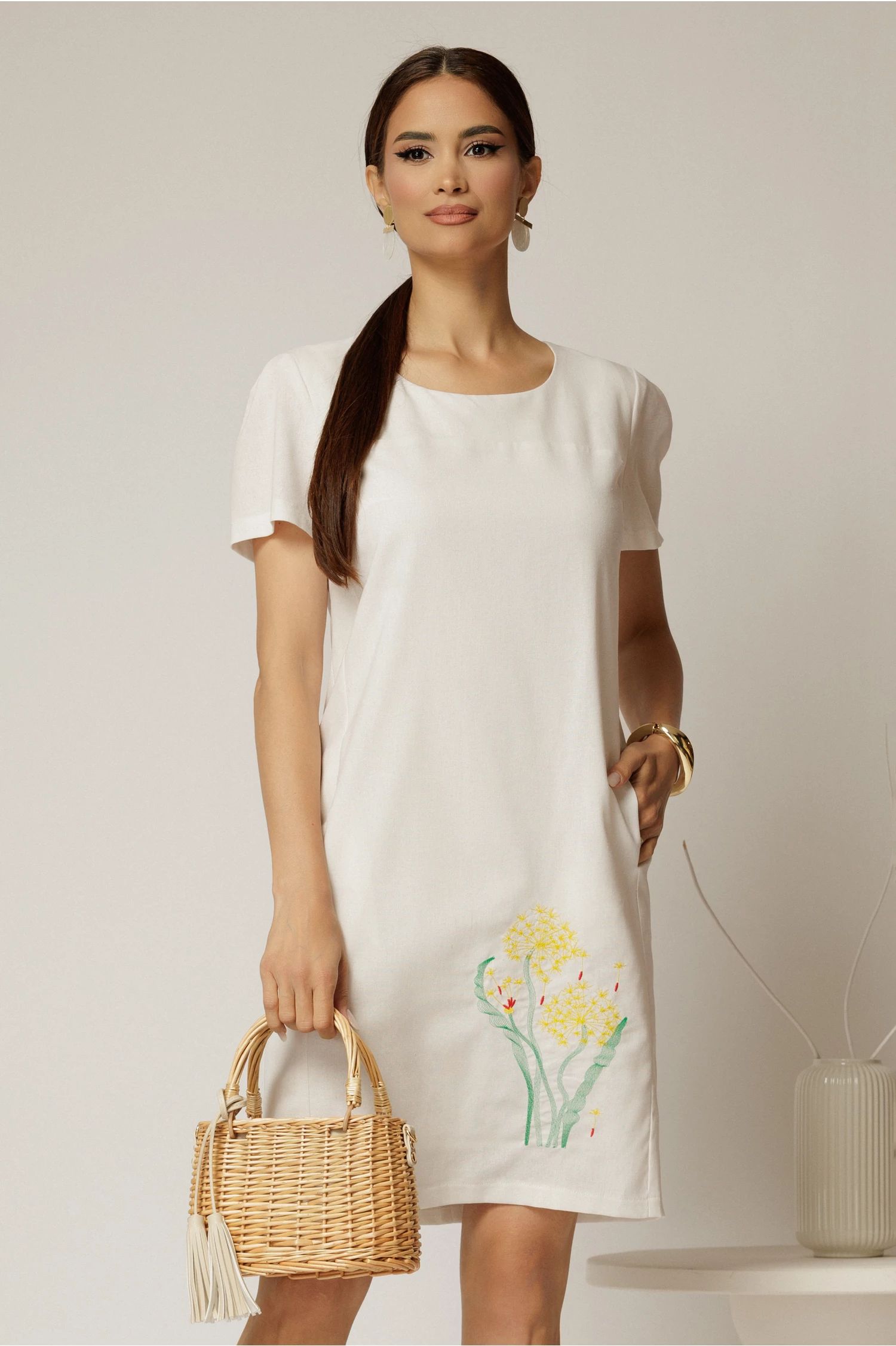 Rochie alba din in cu flori brodate si croi drept